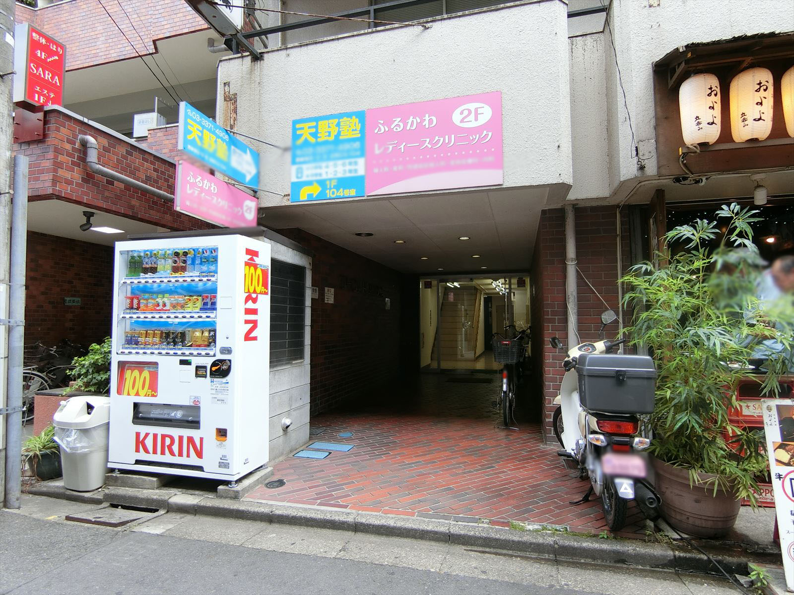 オフィスビル出入口