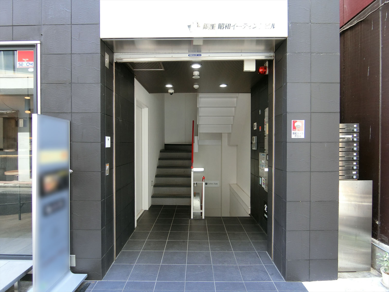 オフィスビル出入口