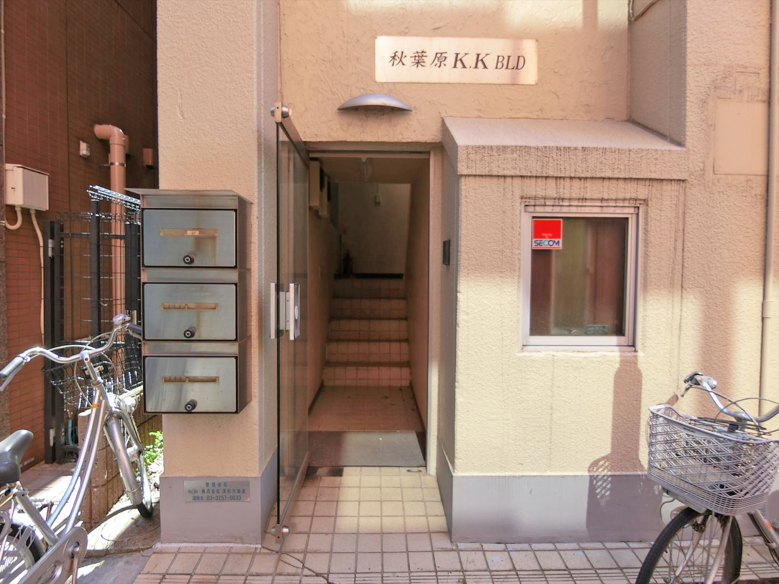 オフィスビル出入口