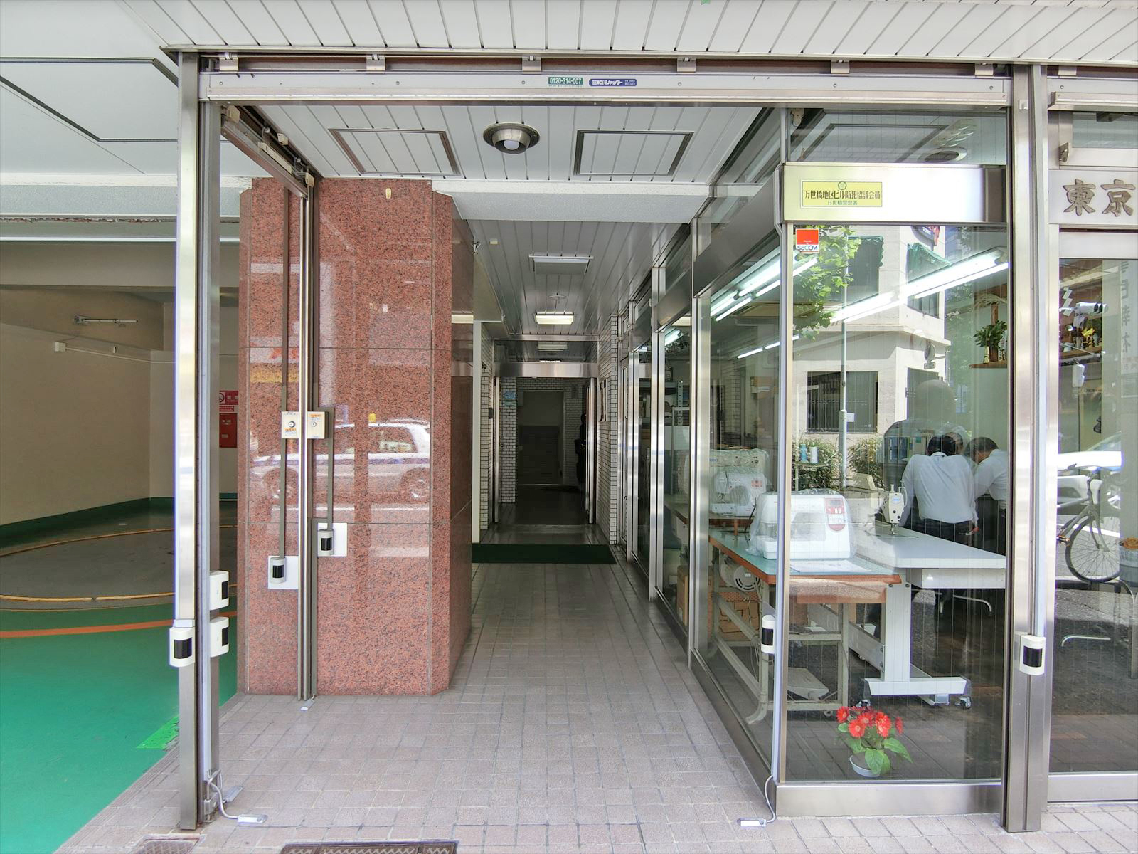 オフィスビル出入口
