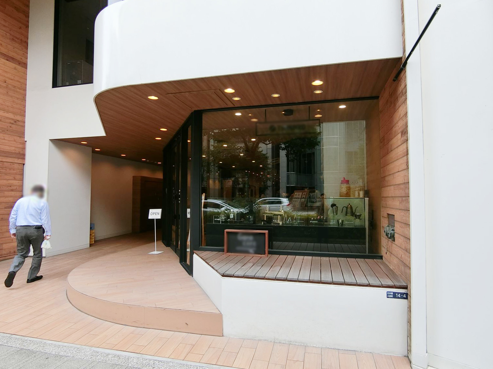 オフィスビル出入り口
