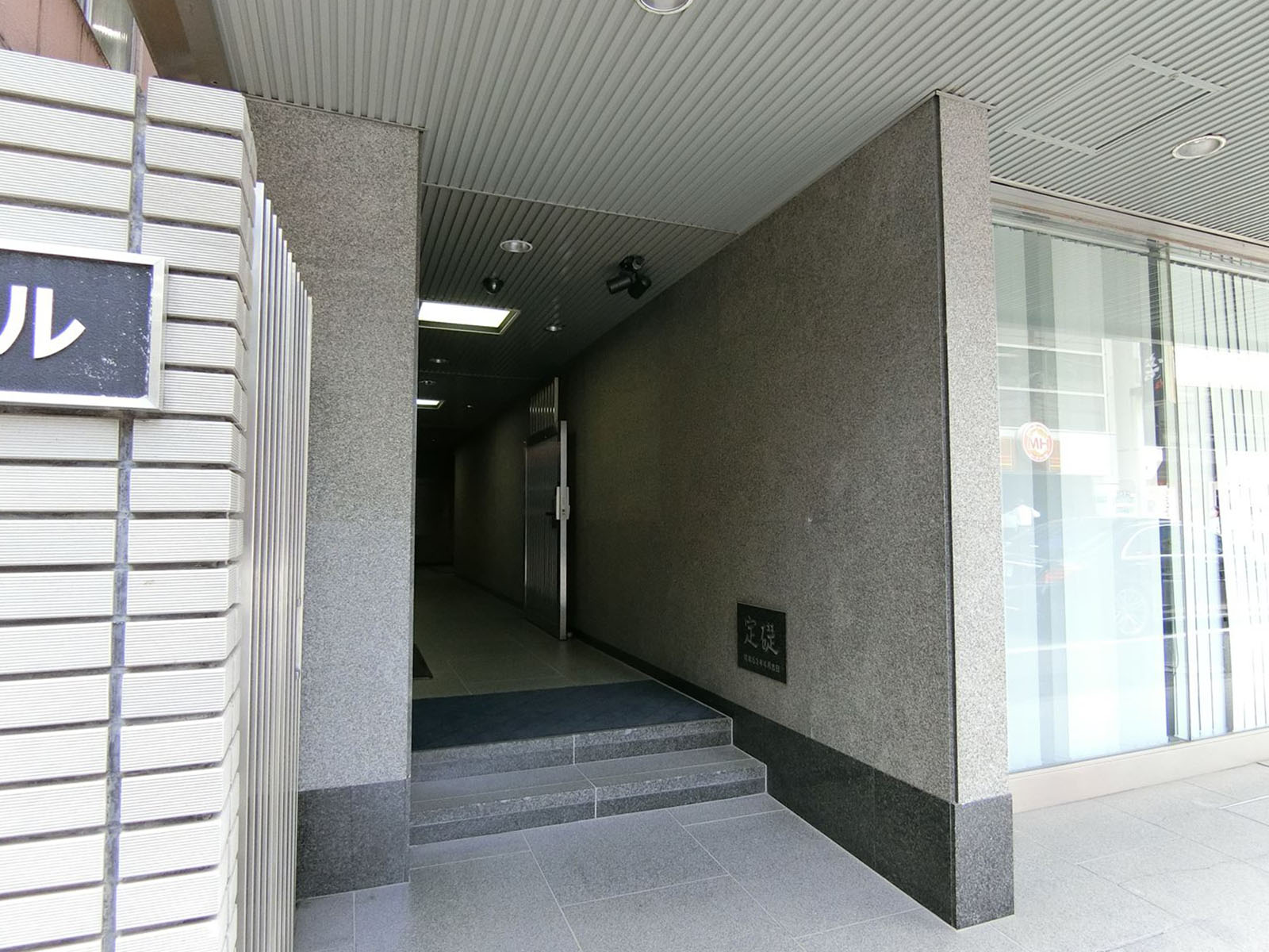 オフィスビル出入口
