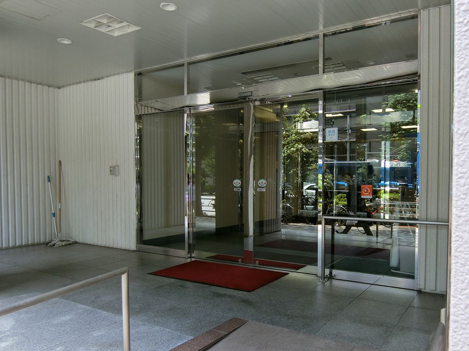オフィスビル出入口
