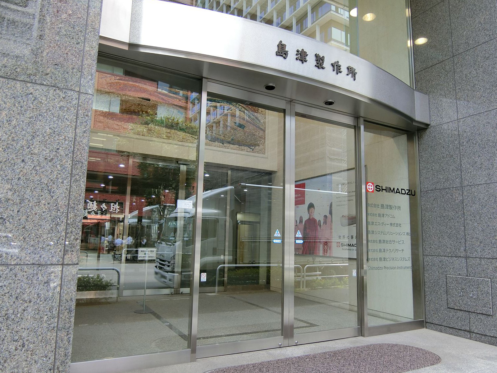 オフィスビル出入口