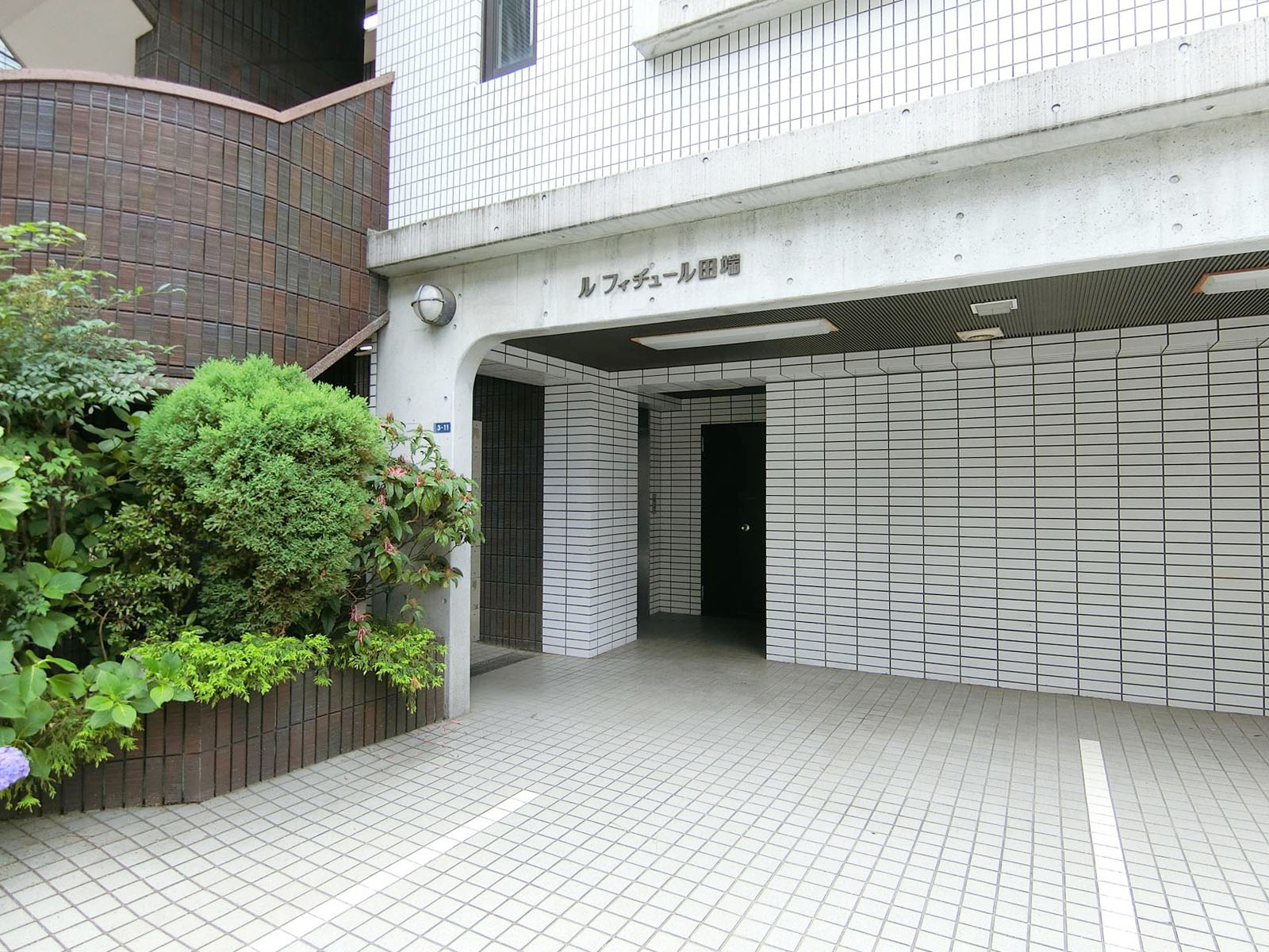 オフィスビル出入口