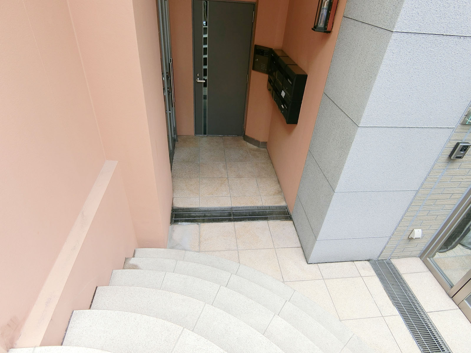 出入口までの下り階段
