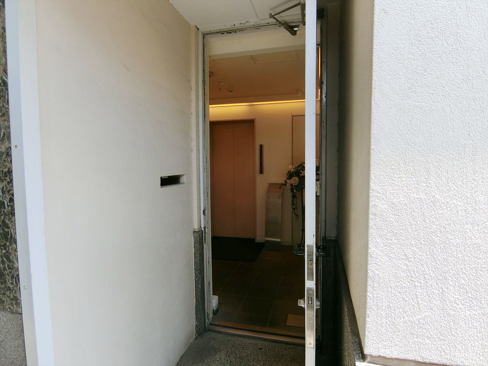 オフィスビル出入口