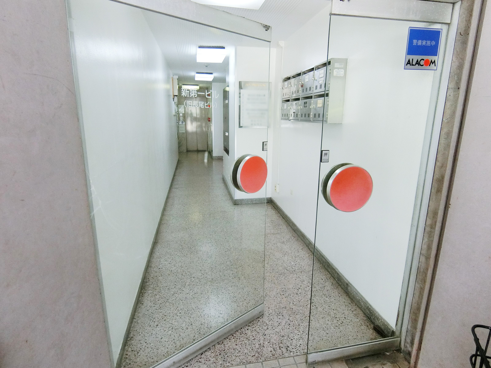 オフィスビル出入口