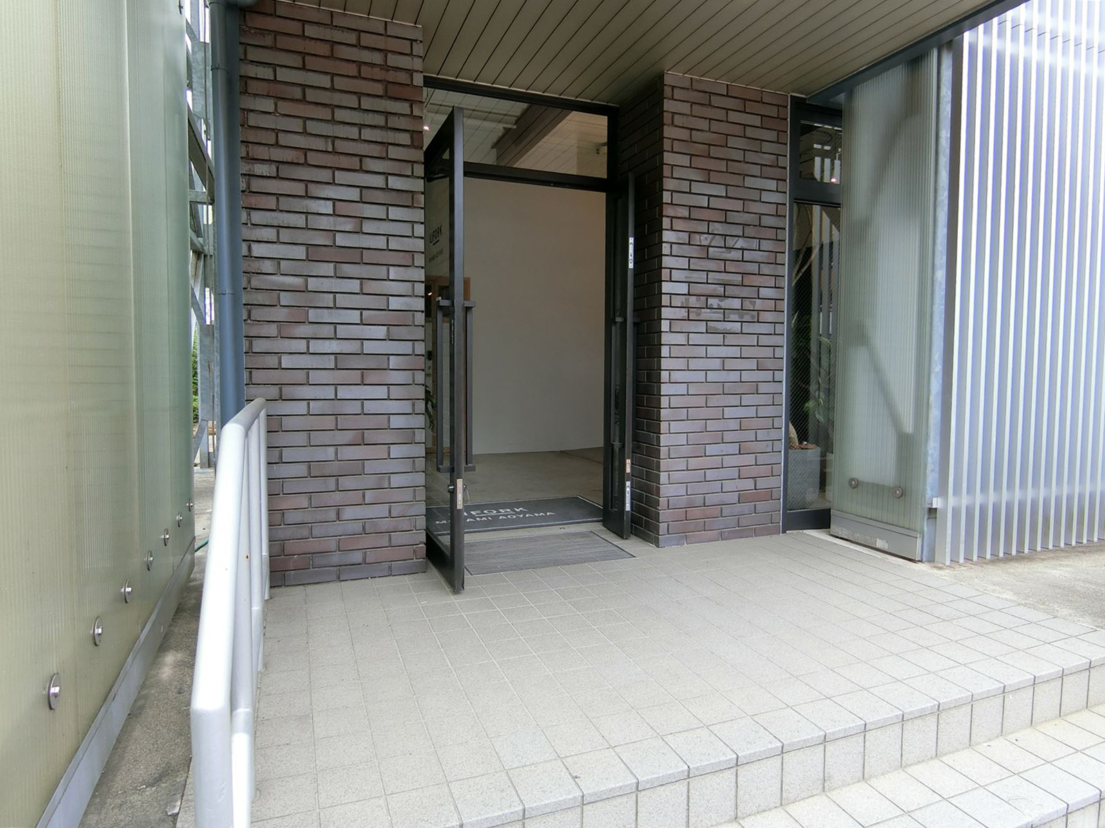 オフィスビルエントランス