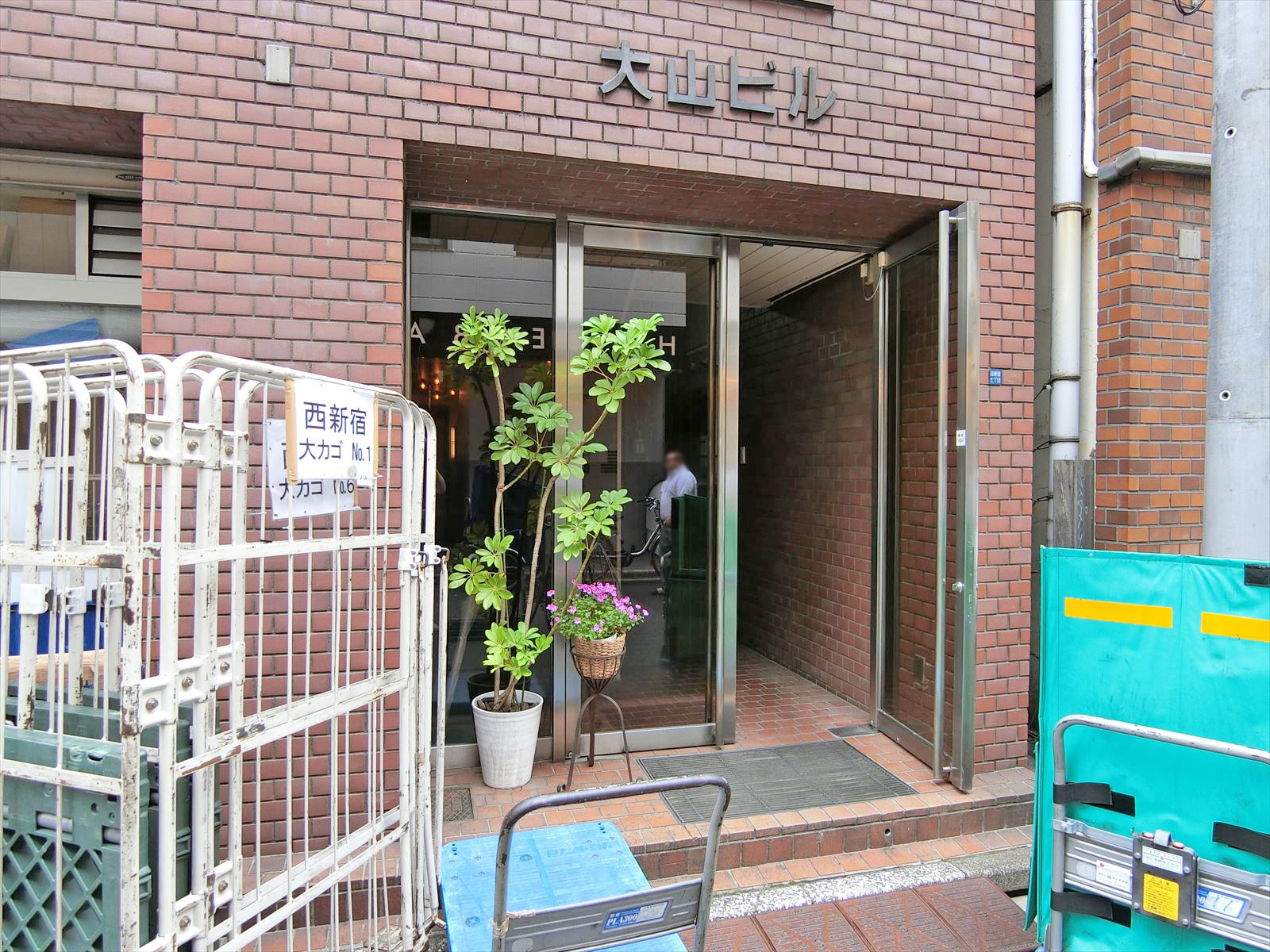 オフィス出入口