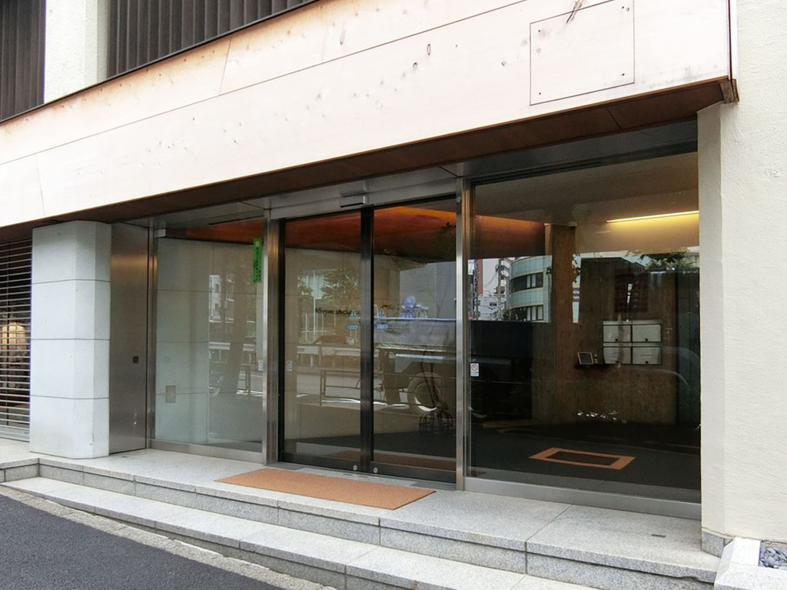 オフィスビル出入口