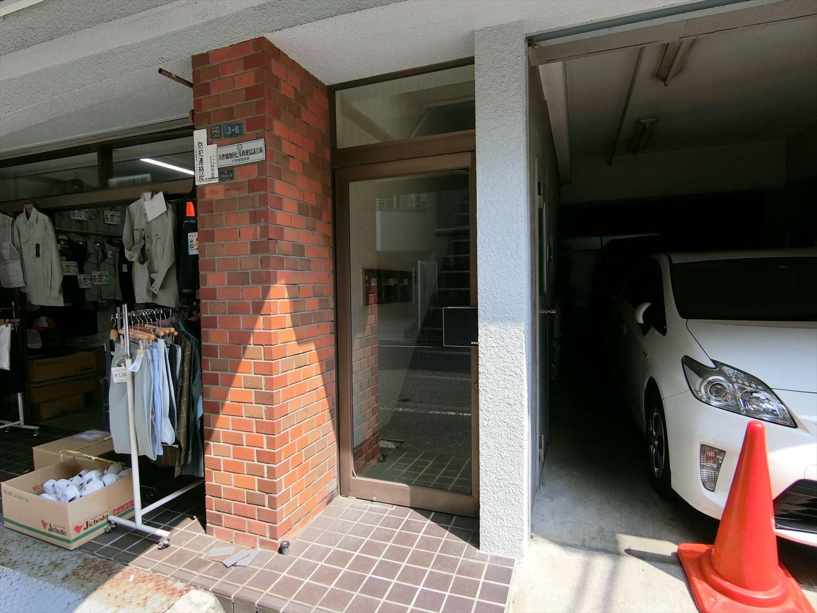 オフィスビル入り口
