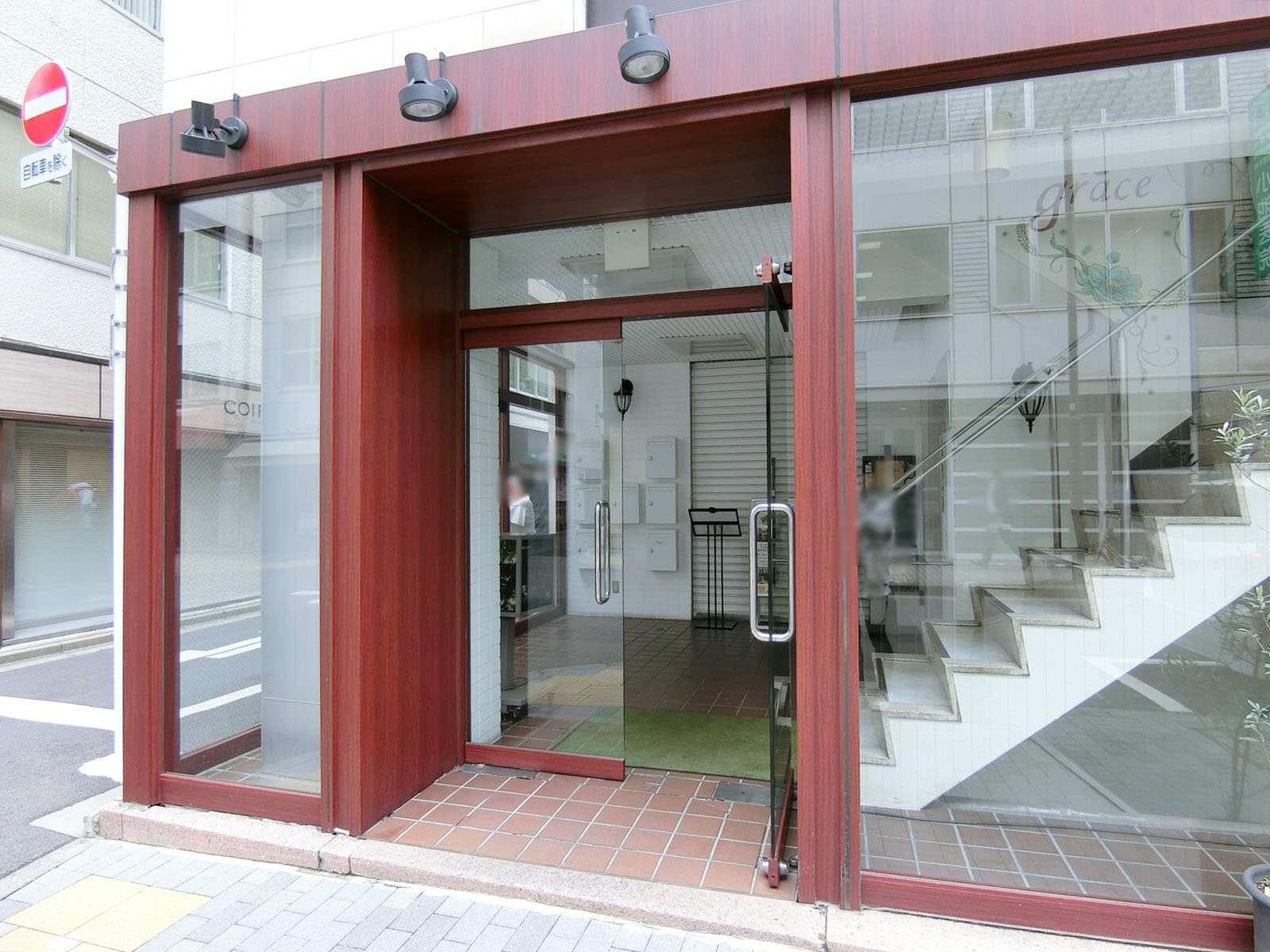 オフィスビル出入り口