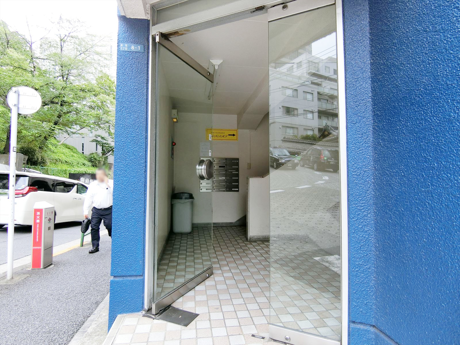 オフィスビル出入口