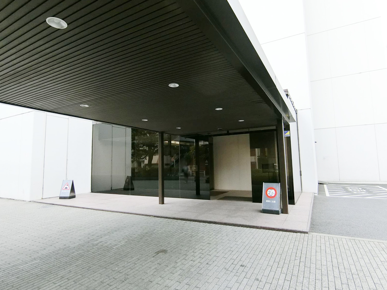 オフィスビル出入口