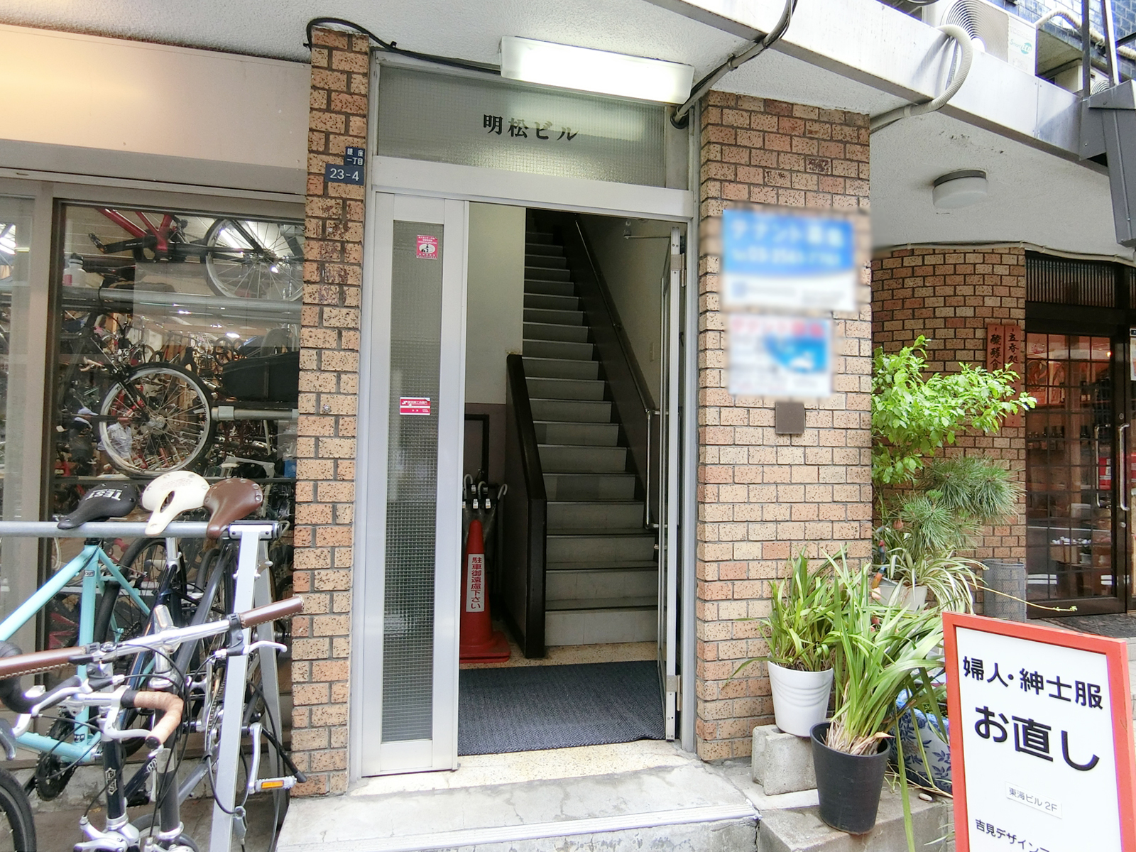 オフィスビル出入り口