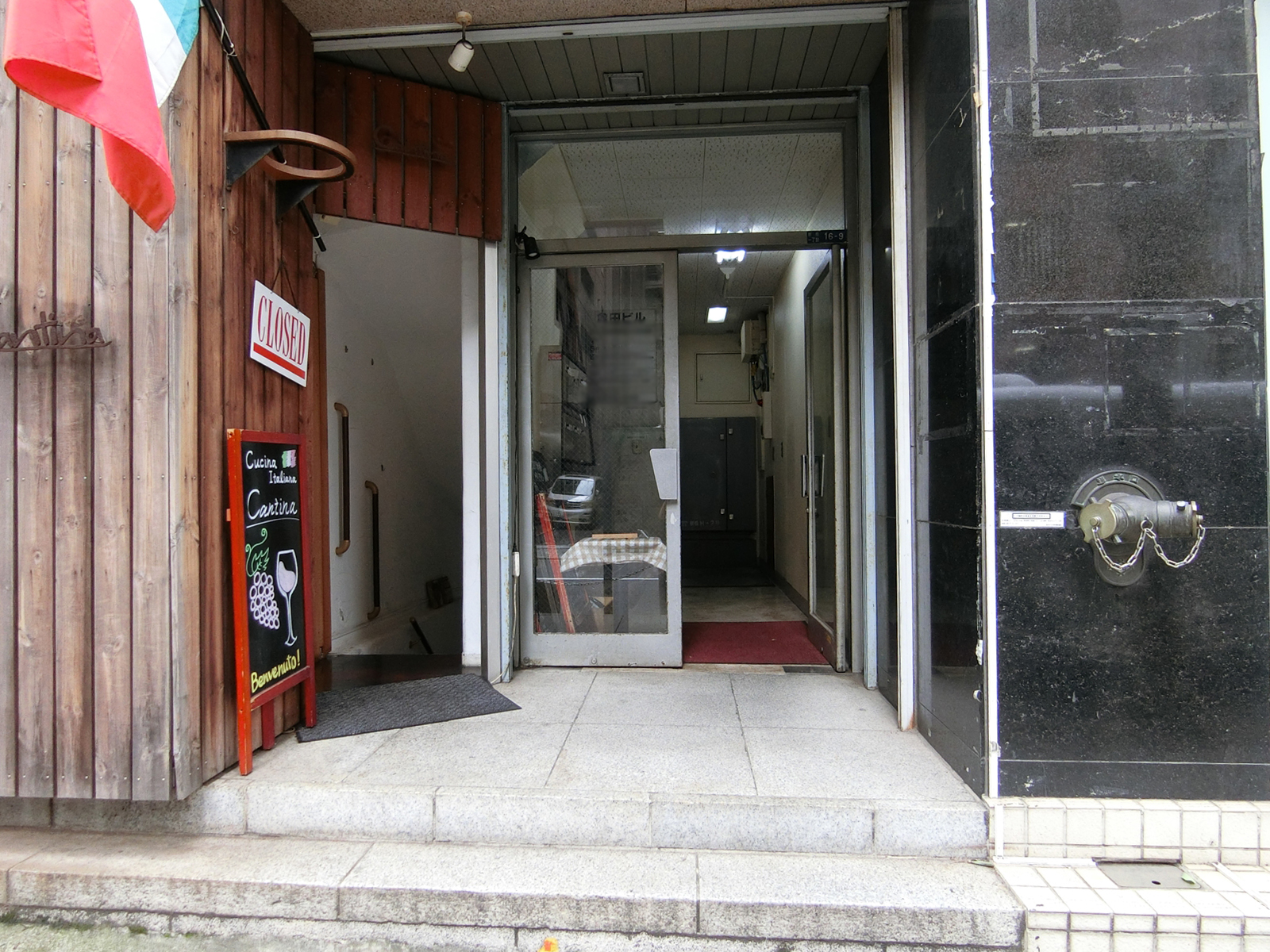 オフィスビル入り口
