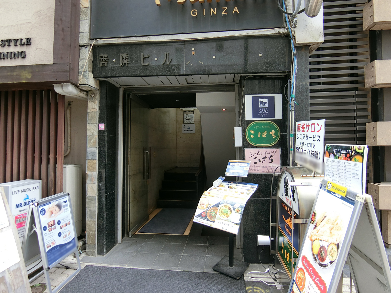 オフィスビル出入り口