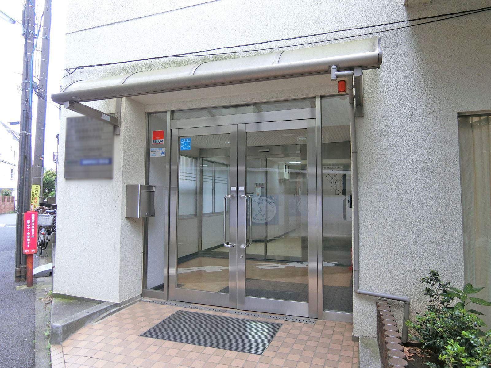 オフィスビル出入口