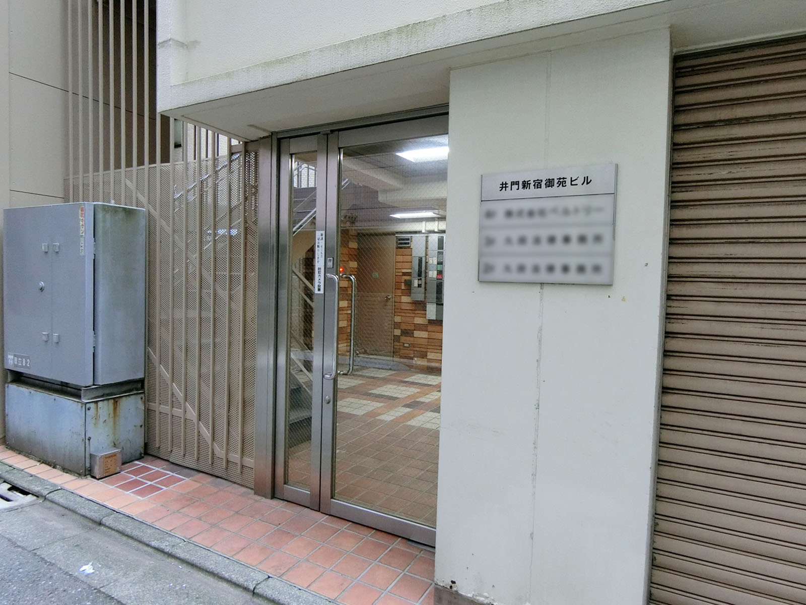 オフィスビル出入口
