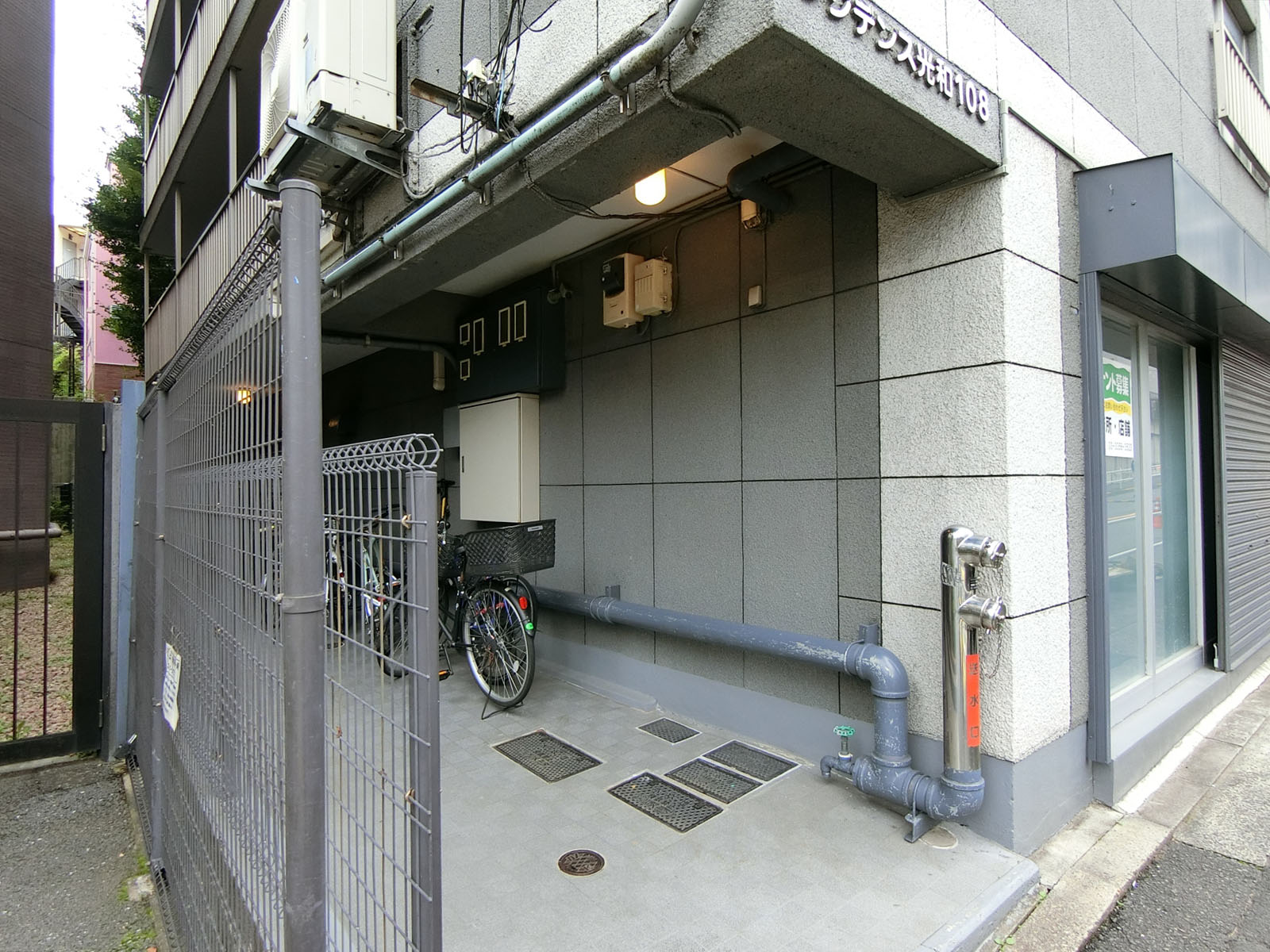 オフィスビル出入口