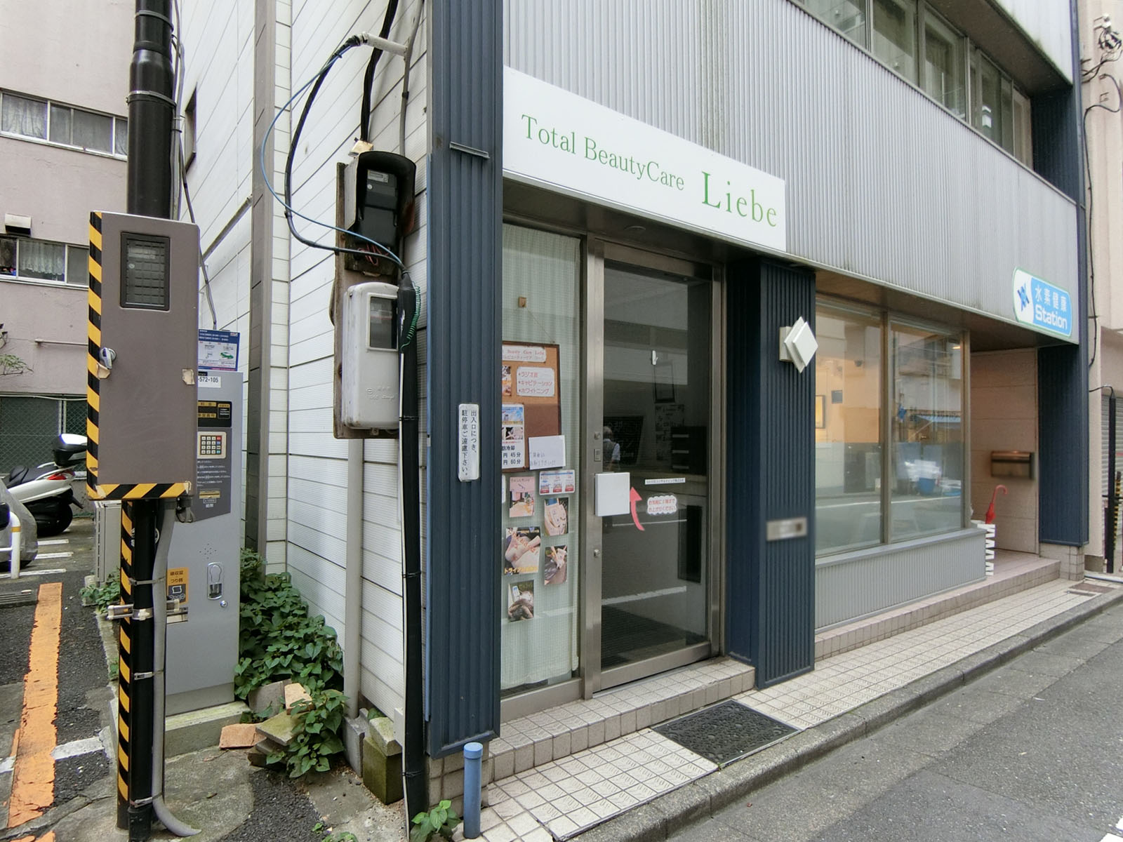 オフィスビル出入口