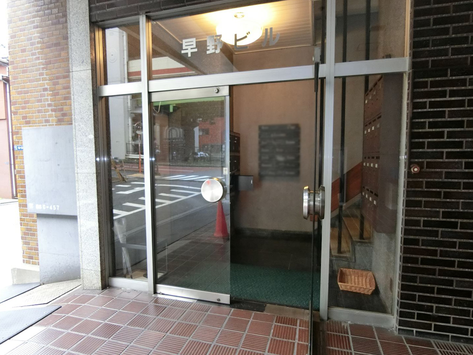 裏通り側出入口