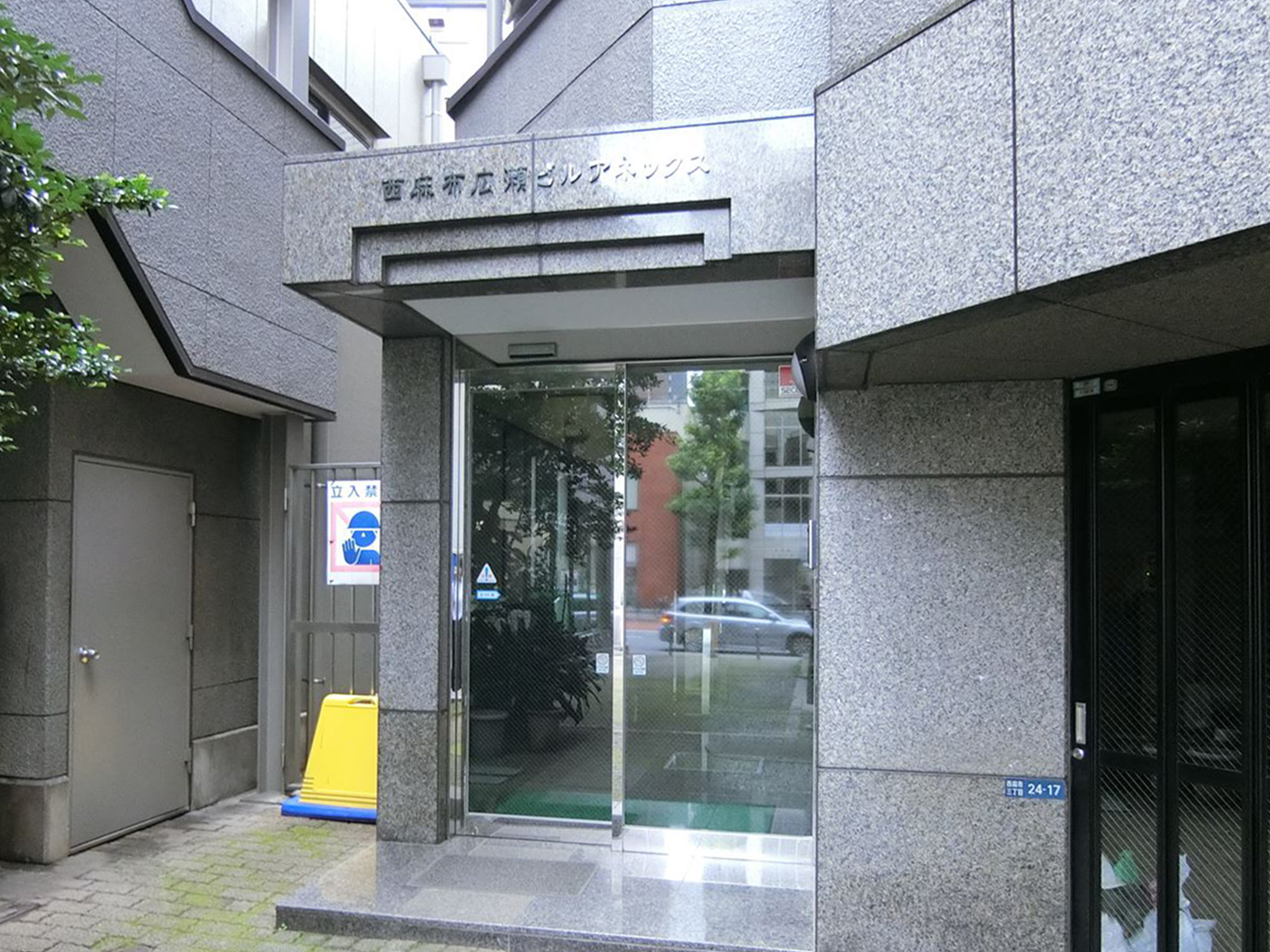 オフィスビル出入口
