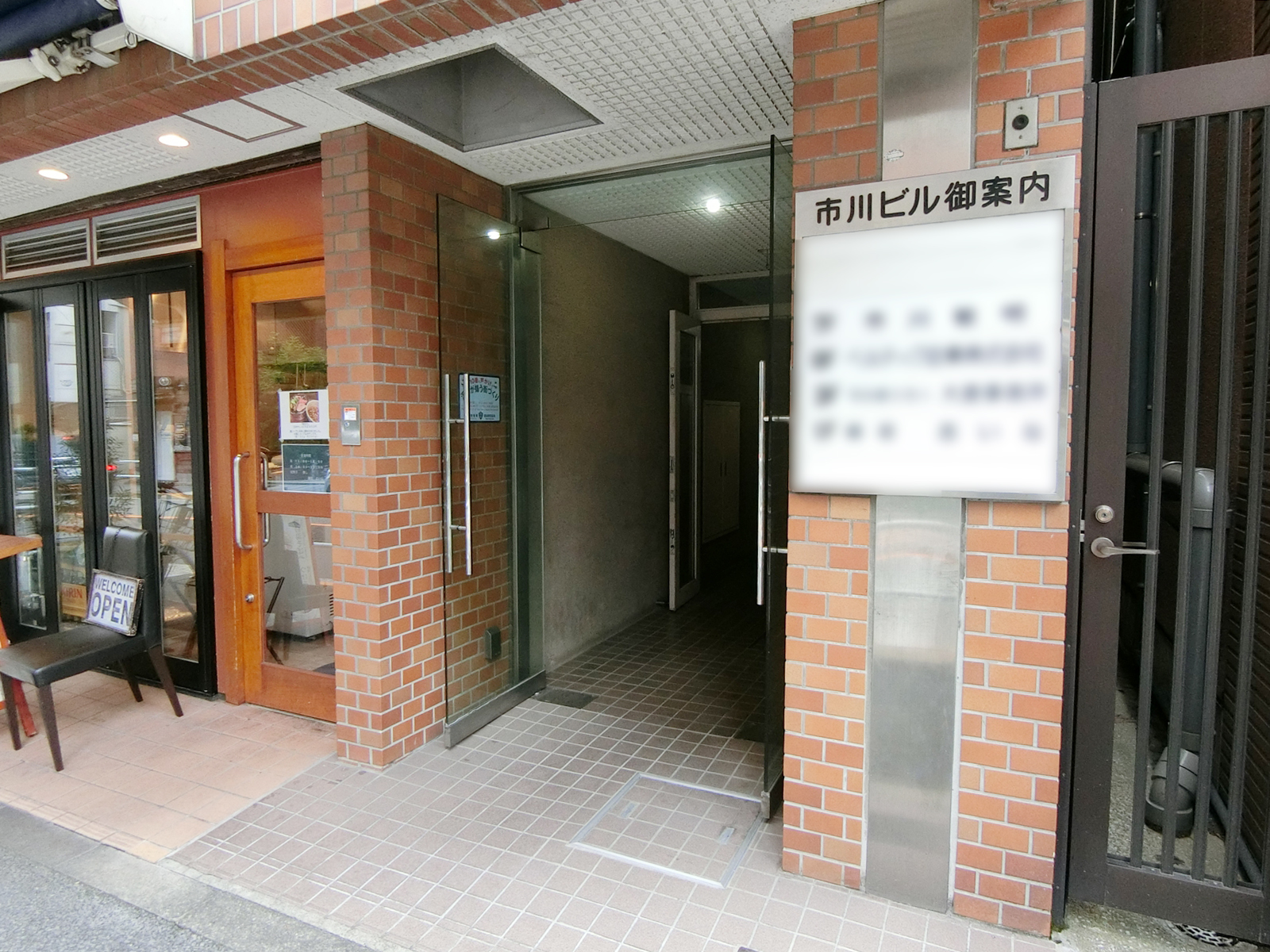 オフィスビル出入り口