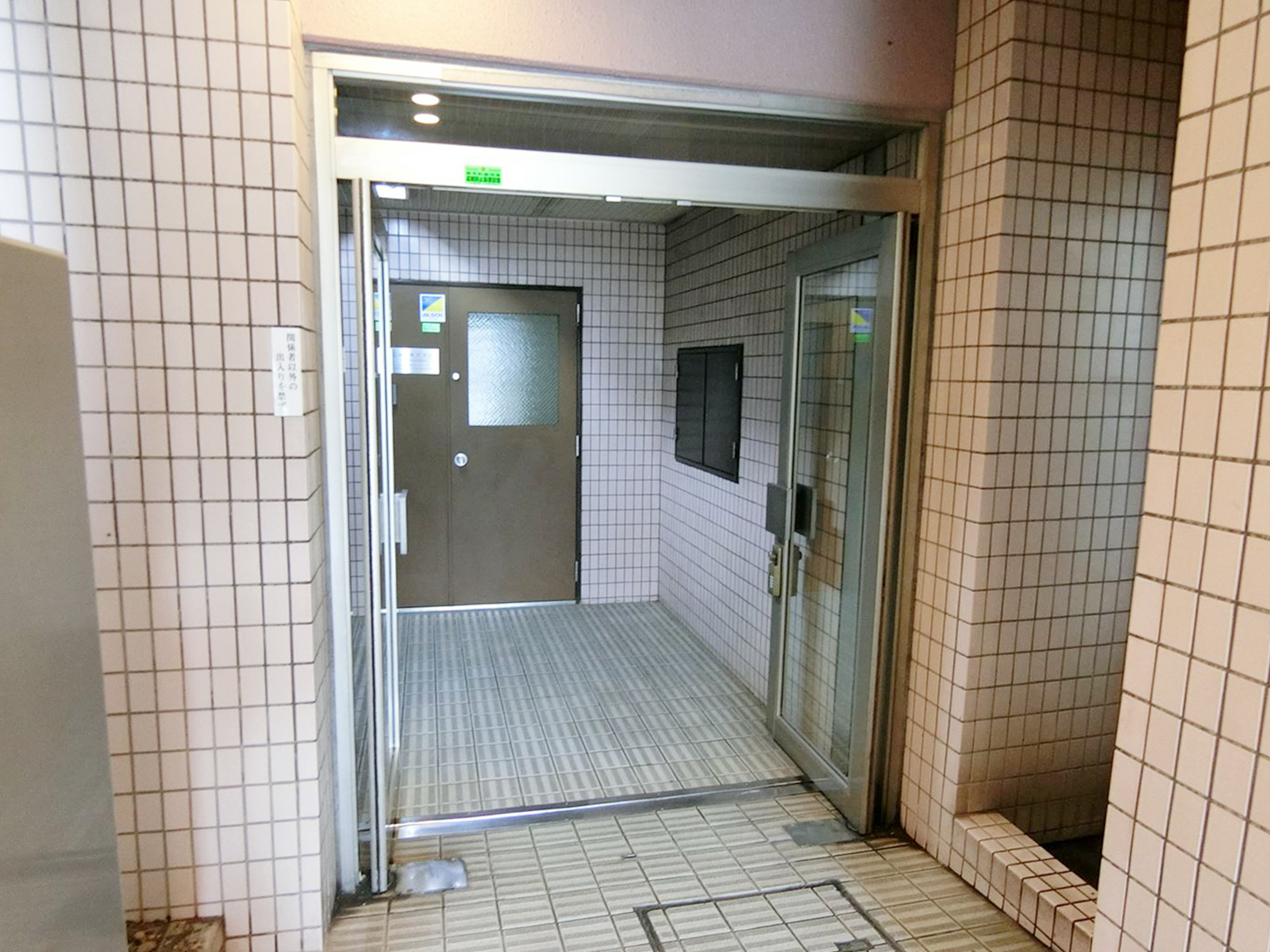 オフィスビル出入口