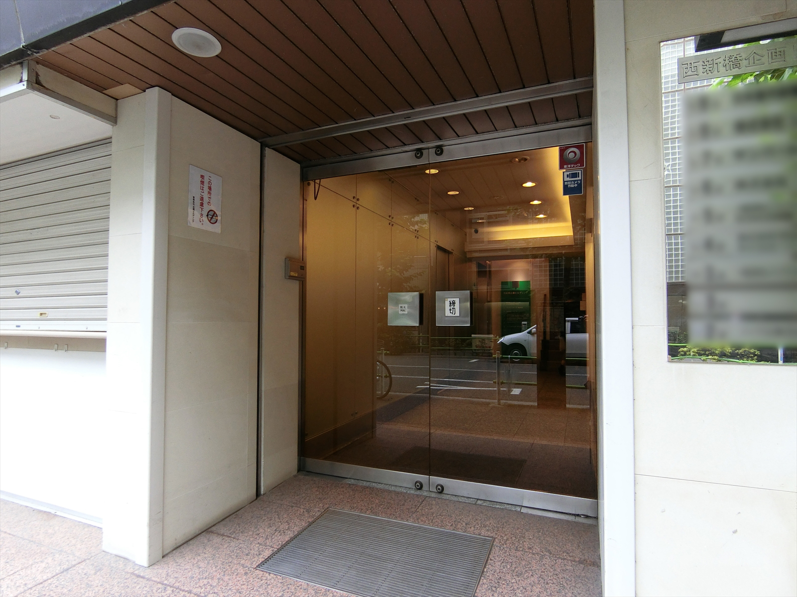 オフィスビル出入口
