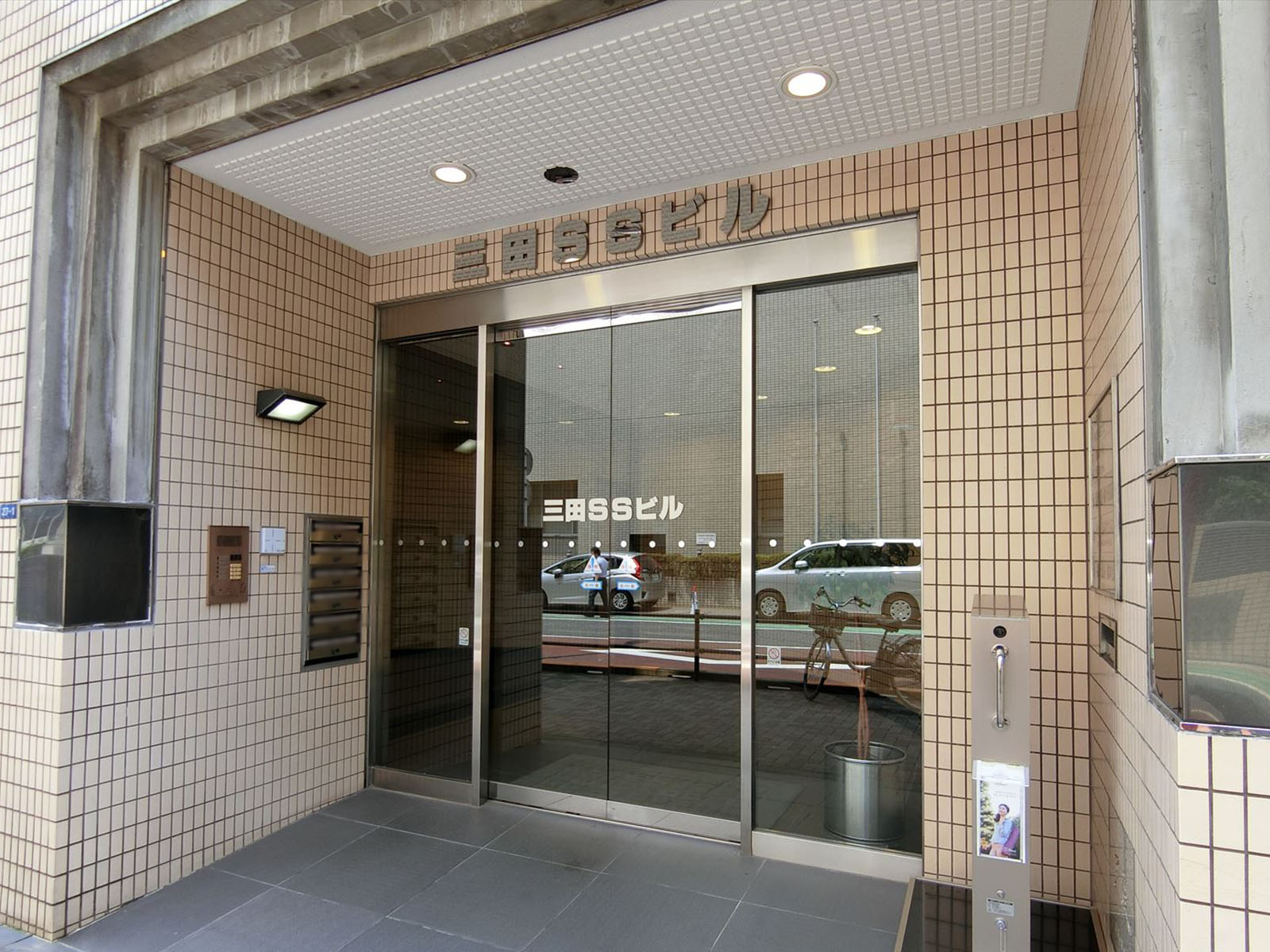 オフィスビル出入口
