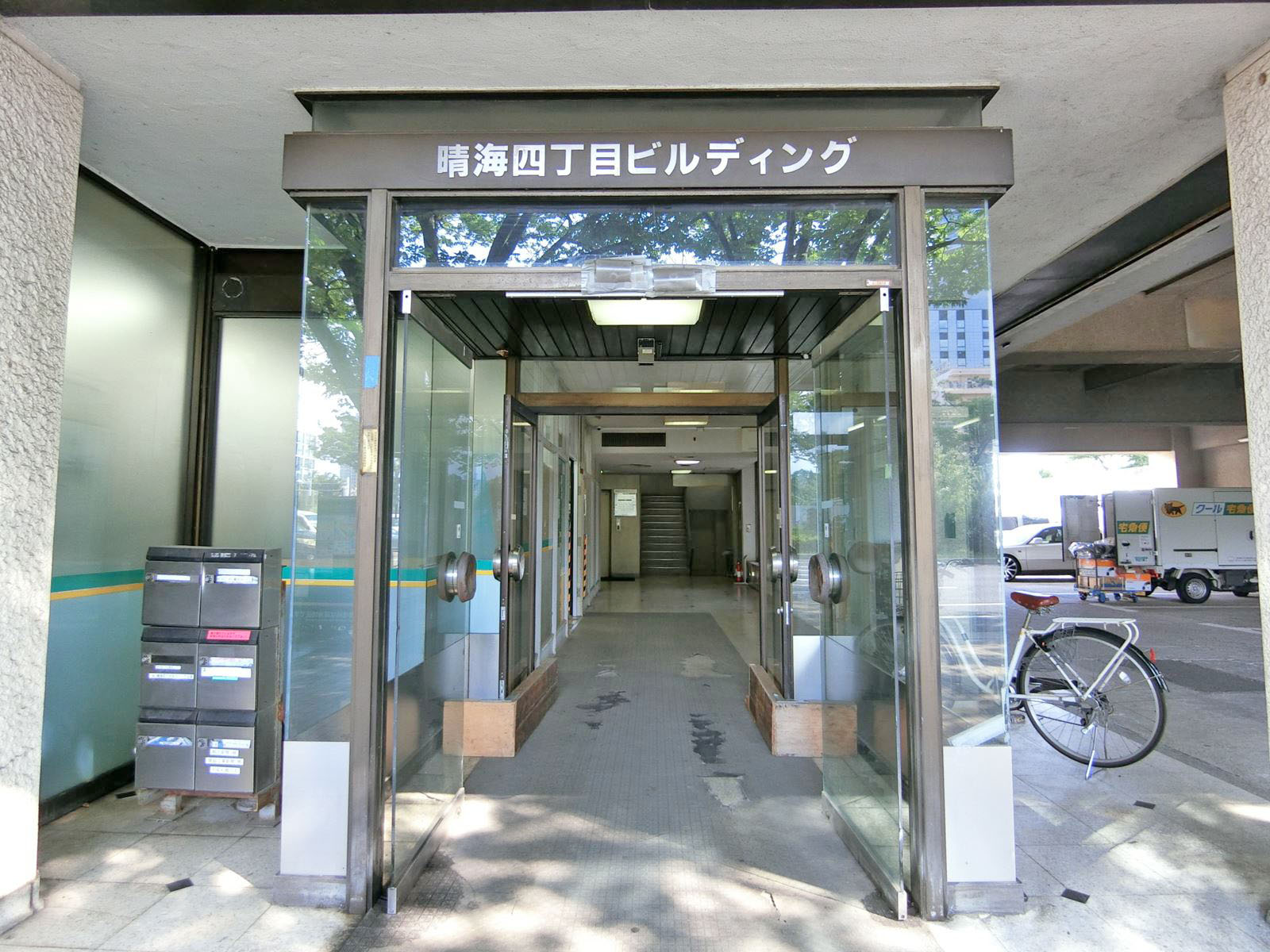 オフィス出入口