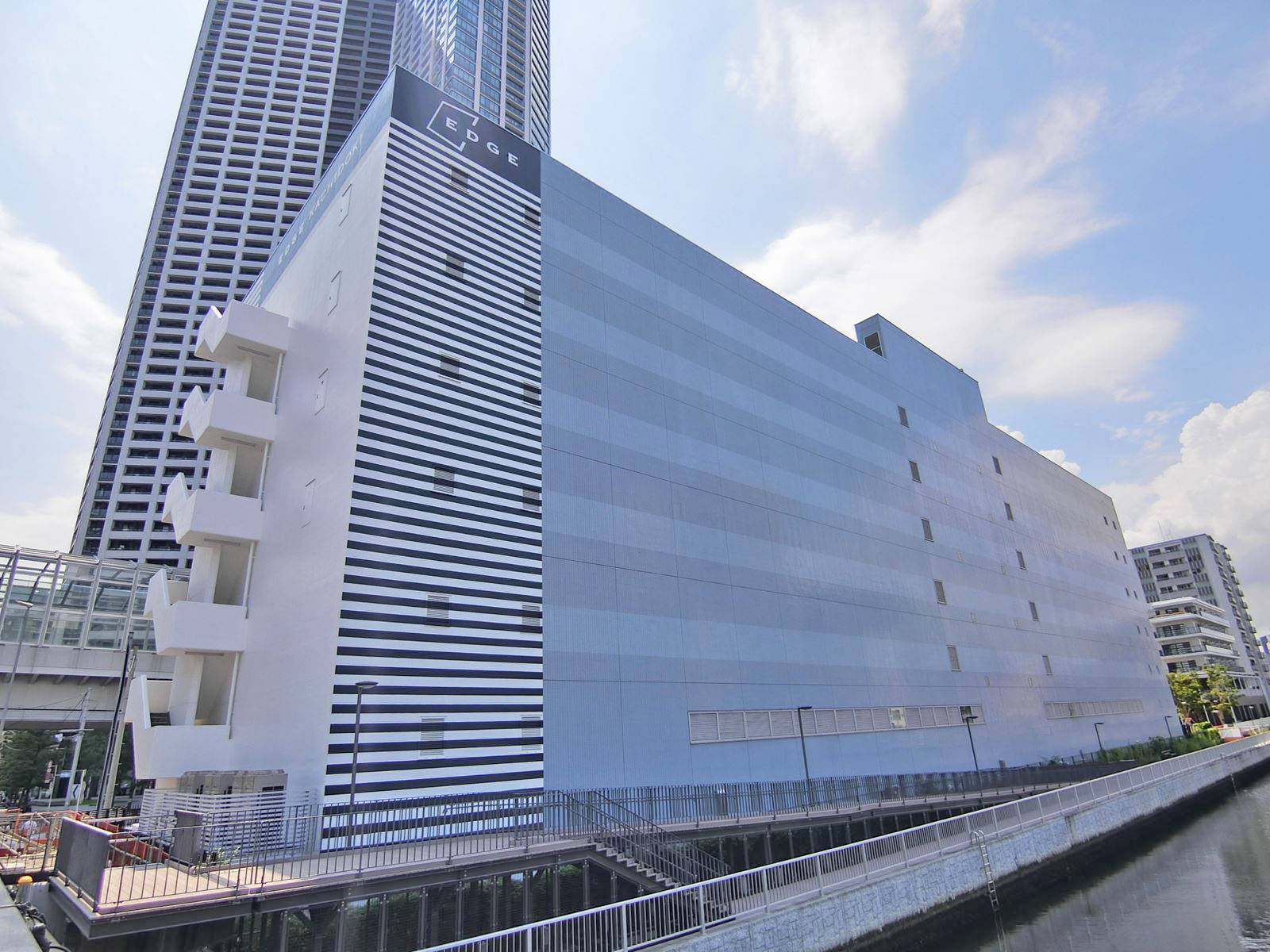 横長の外観