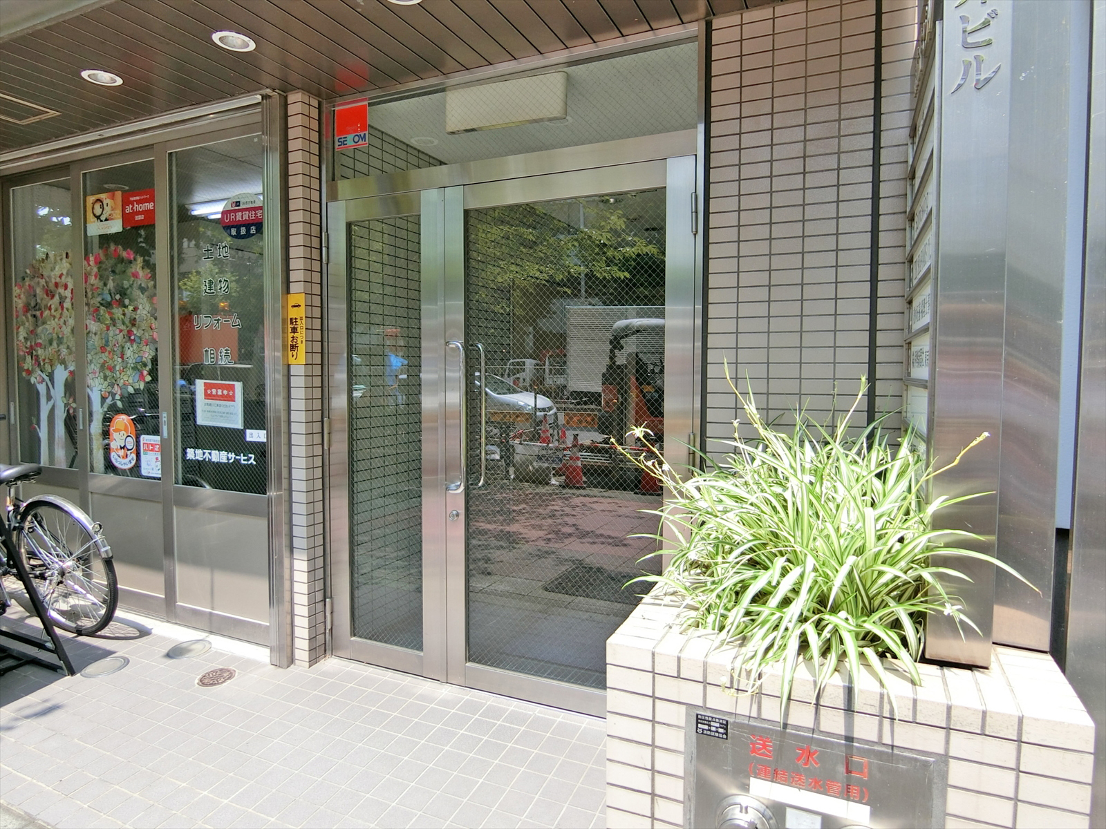 オフィスビル出入口