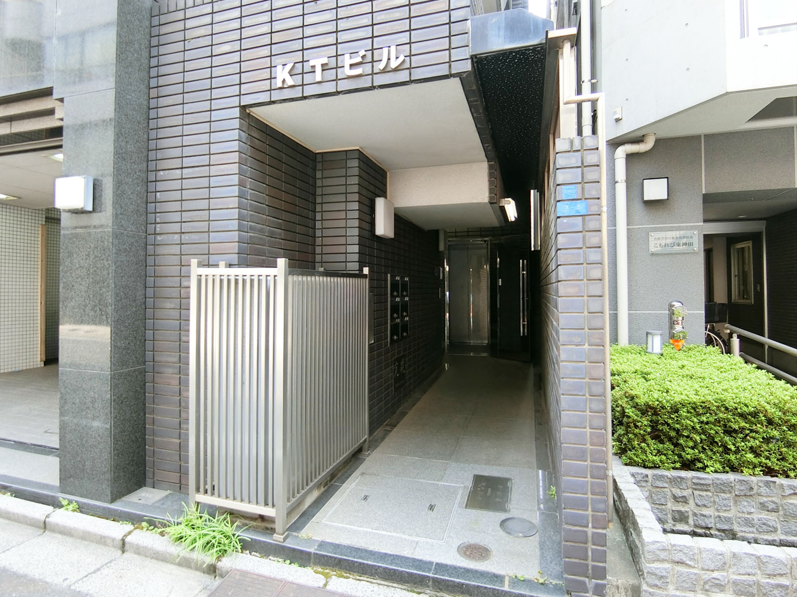 オフィスビル出入口