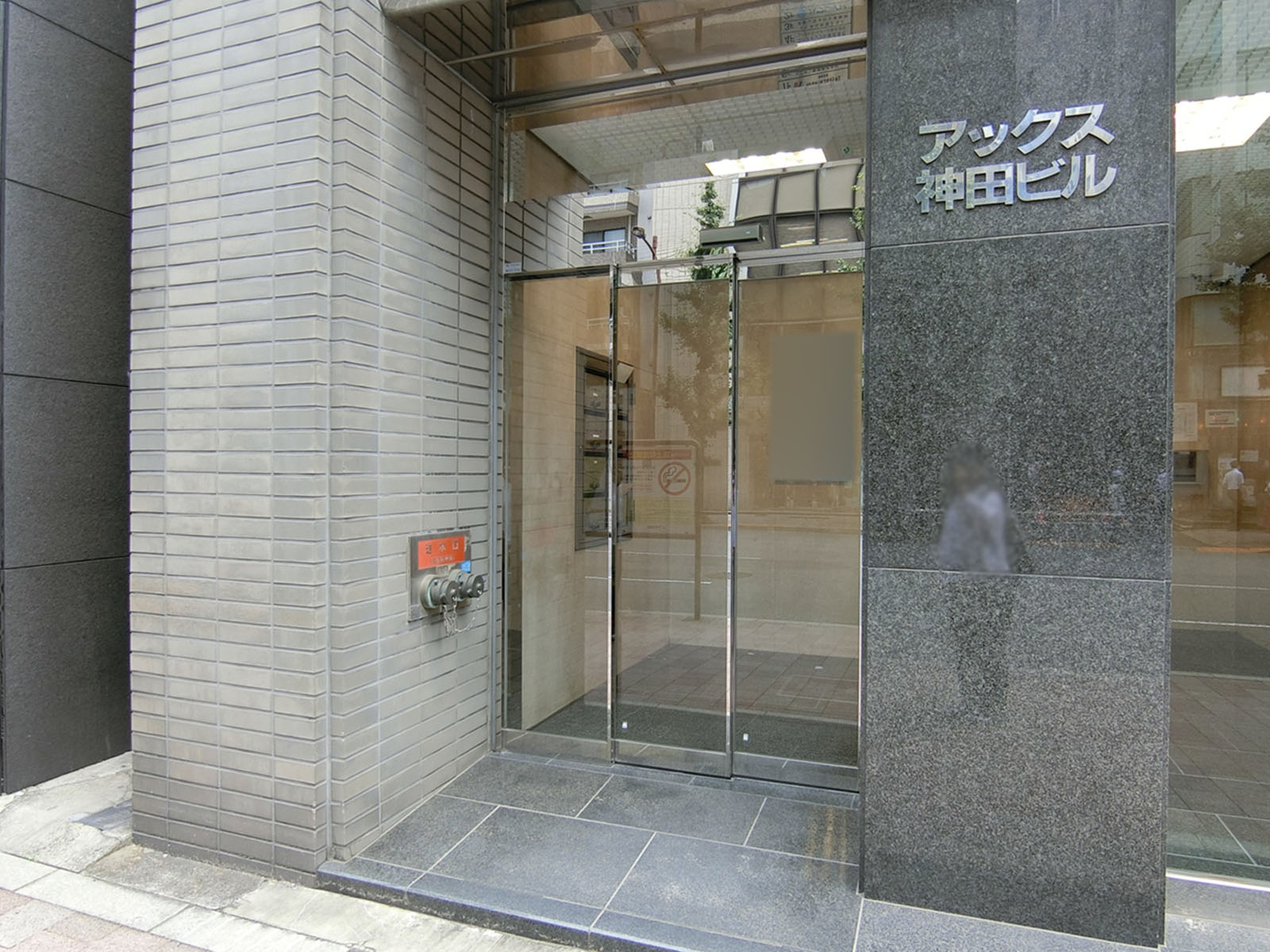 オフィスビル出入口