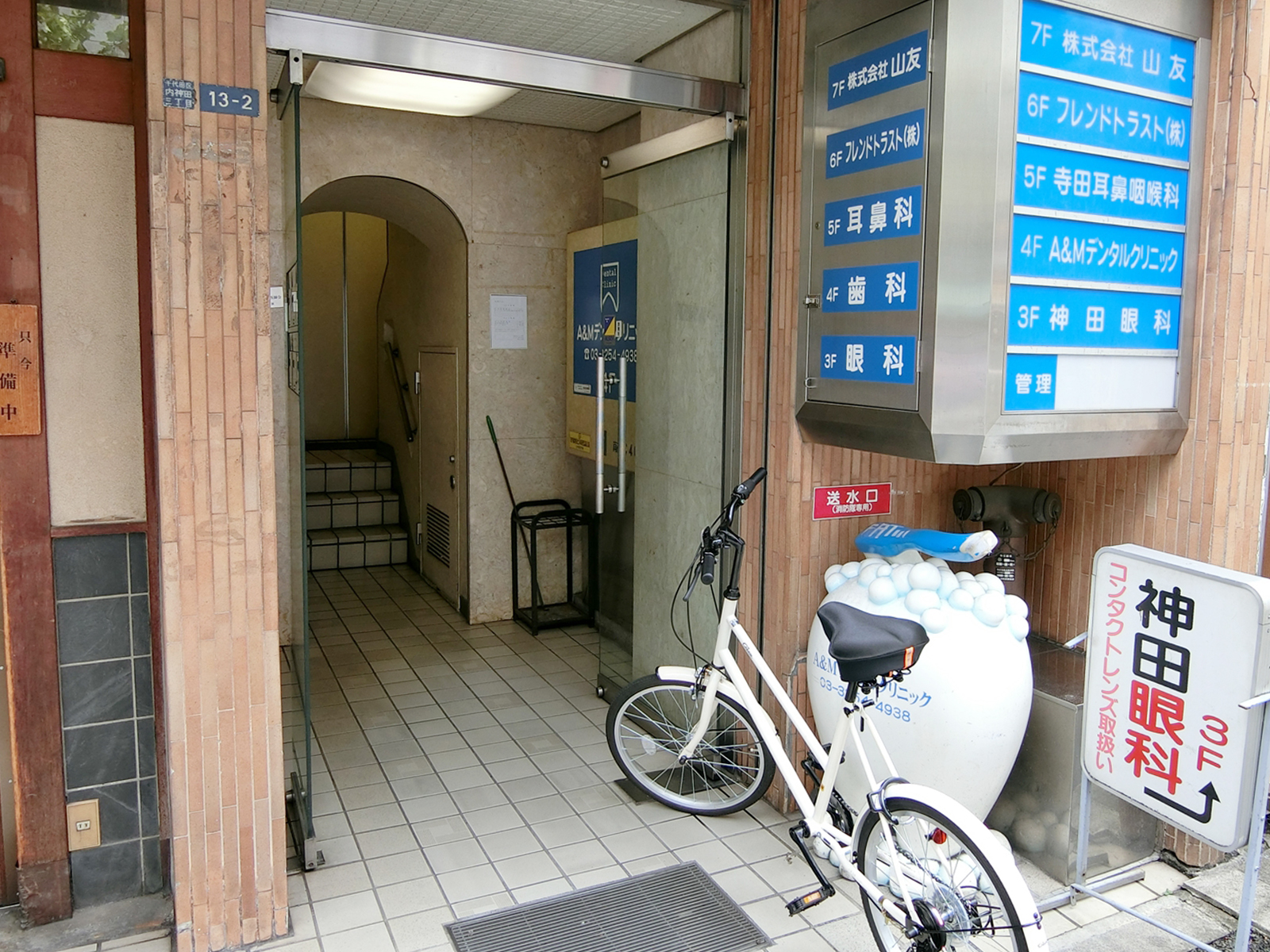 オフィスビル出入口