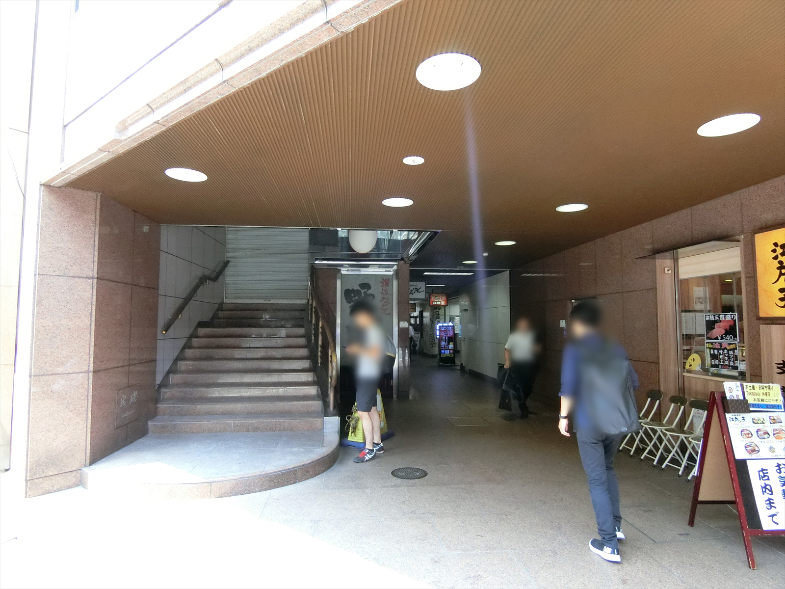 オフィスビル出入り口