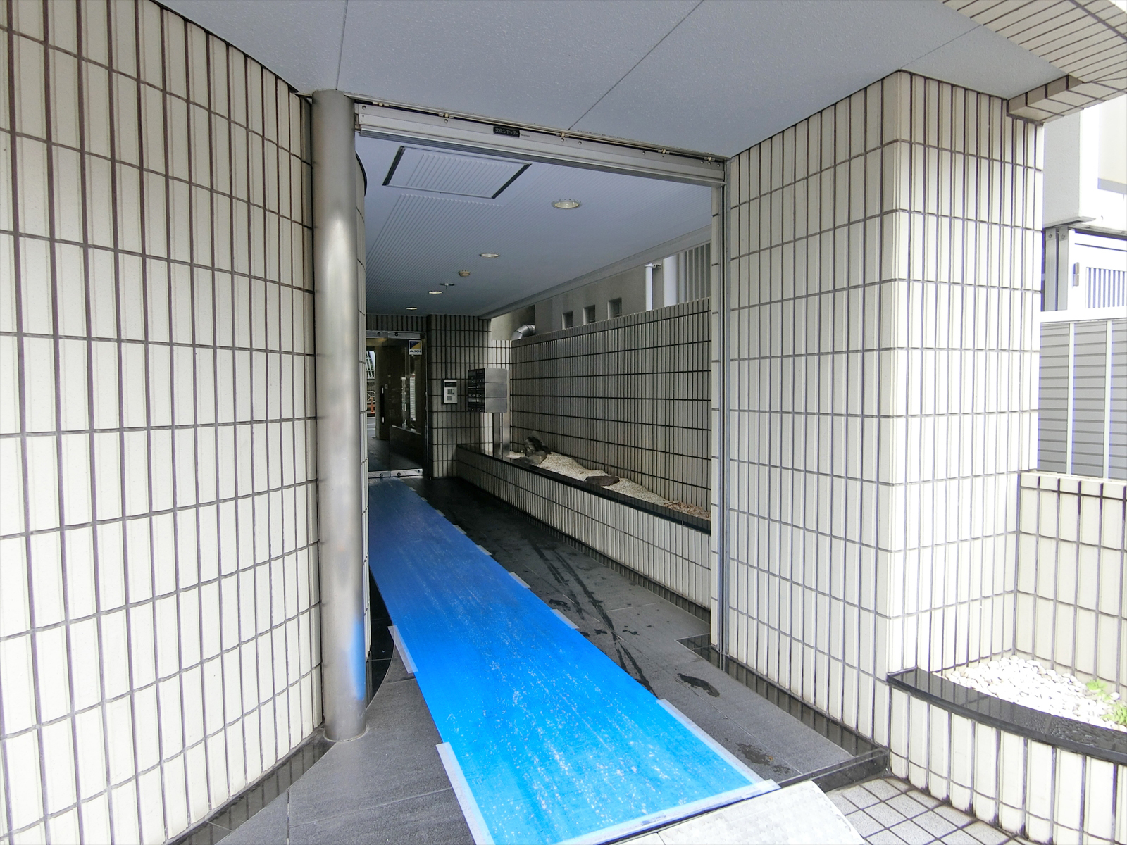 オフィスビル出入口