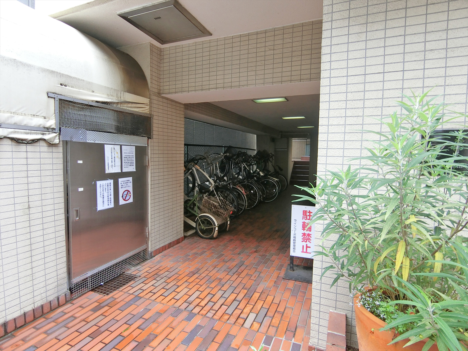 オフィスビル出入口