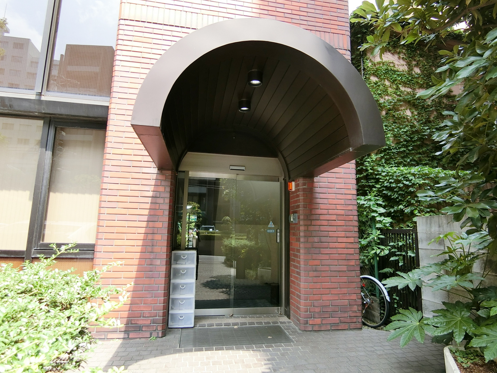 オフィスビル出入口
