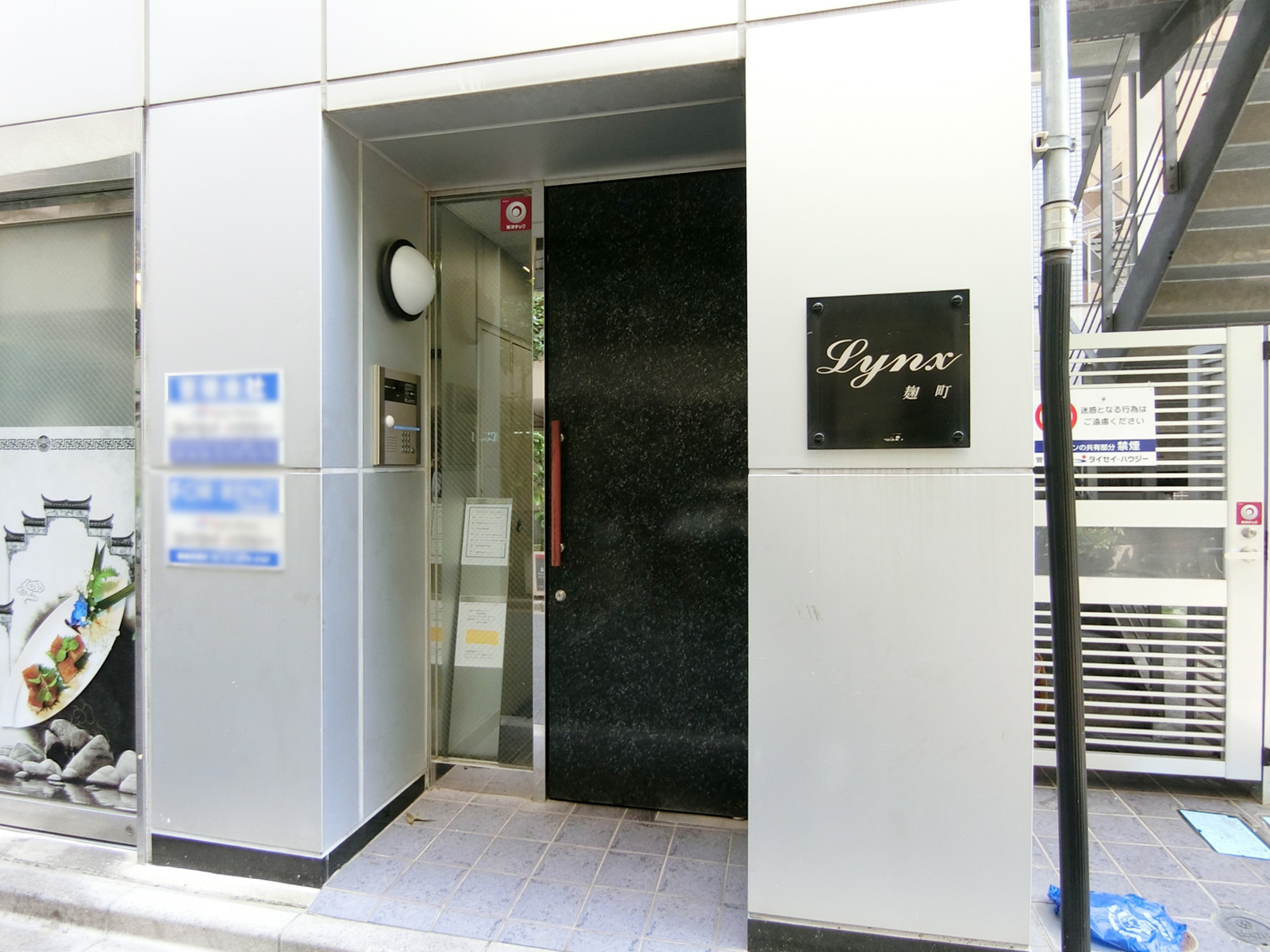 オフィスビル出入口