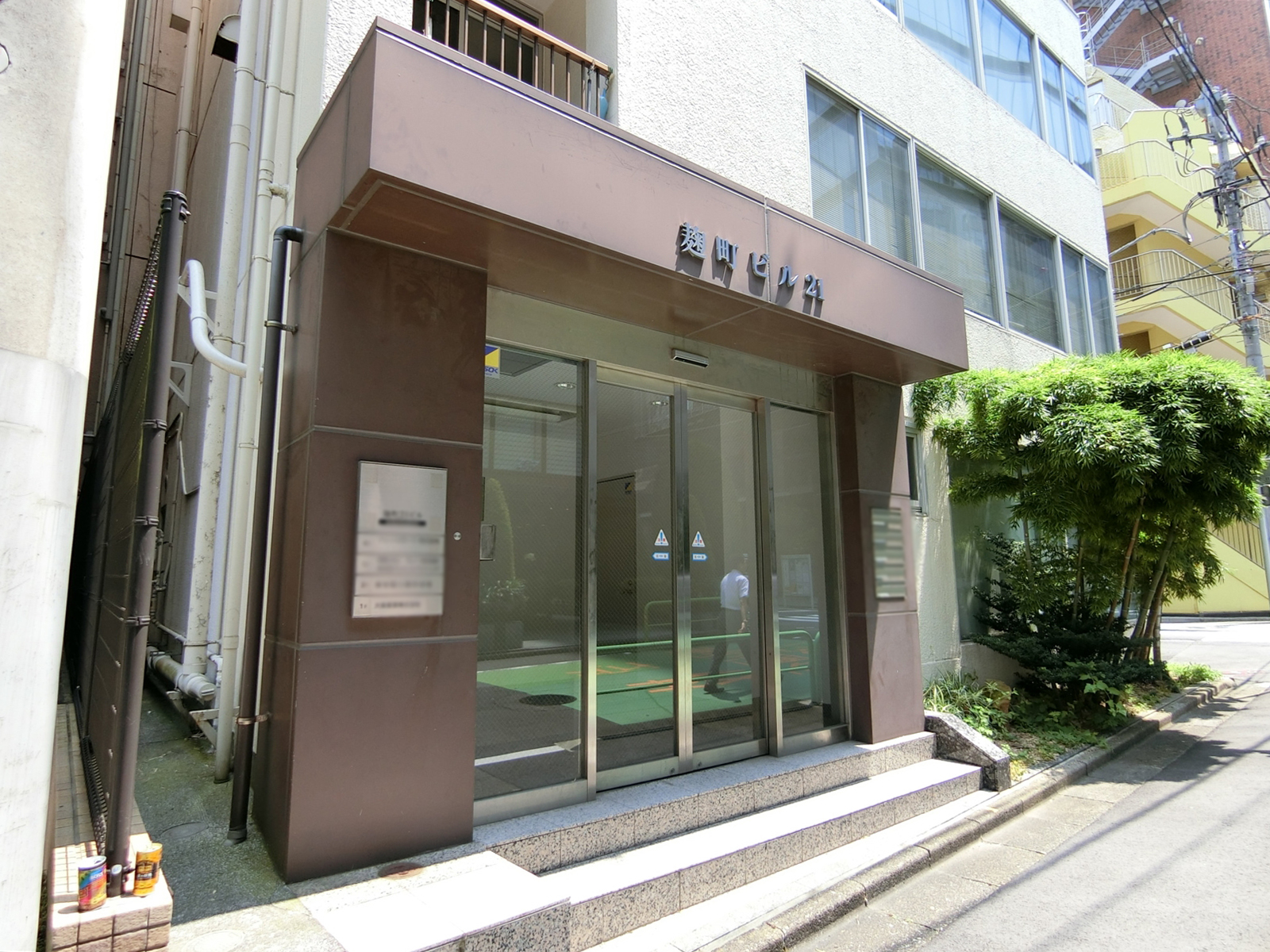 オフィスビル出入口