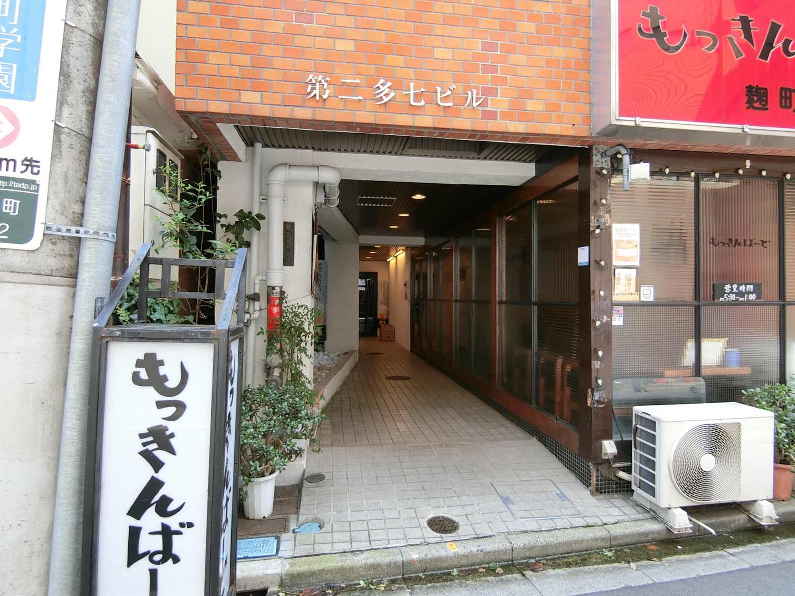 オフィスビル出入口