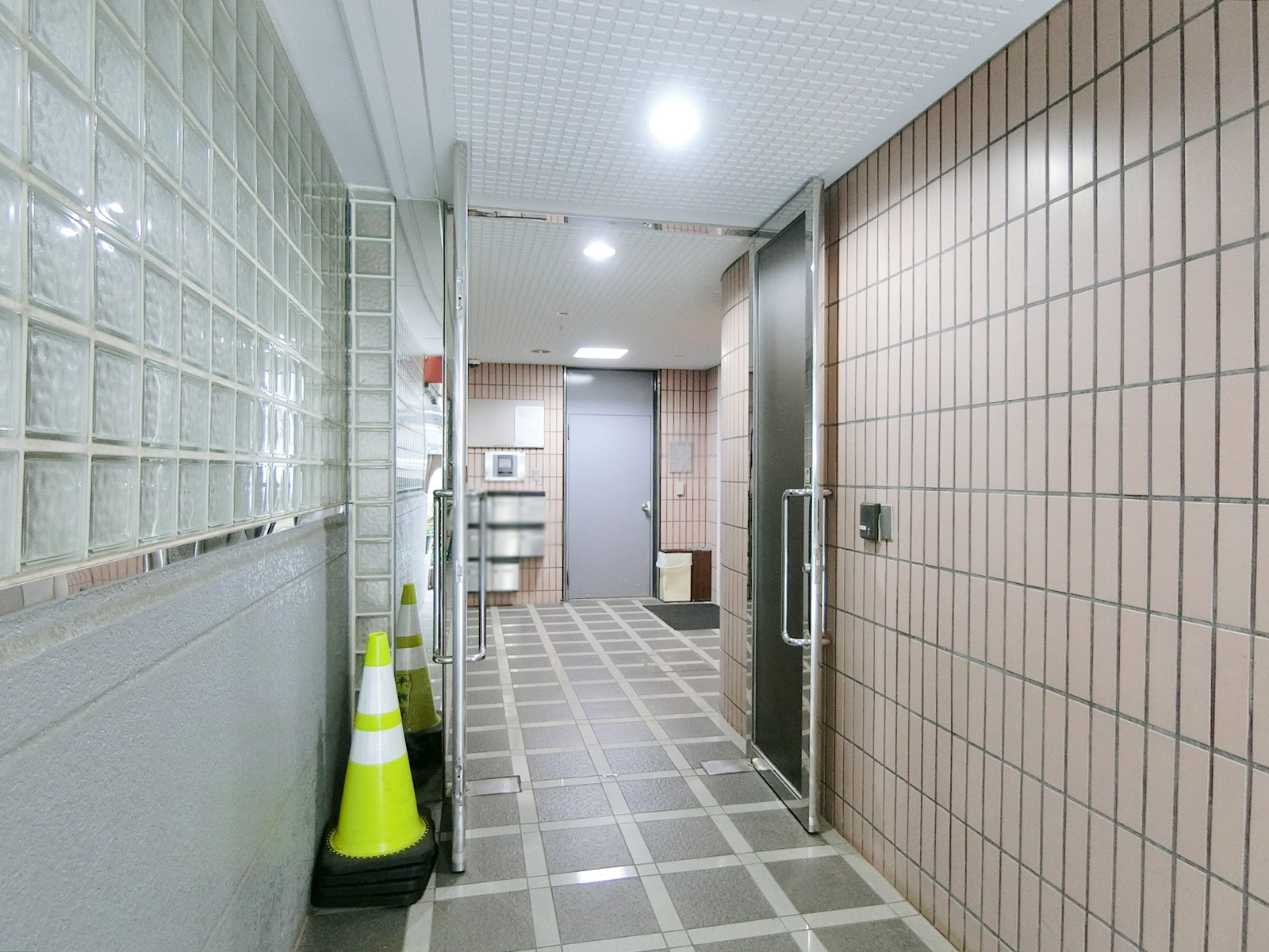 オフィスビル出入口