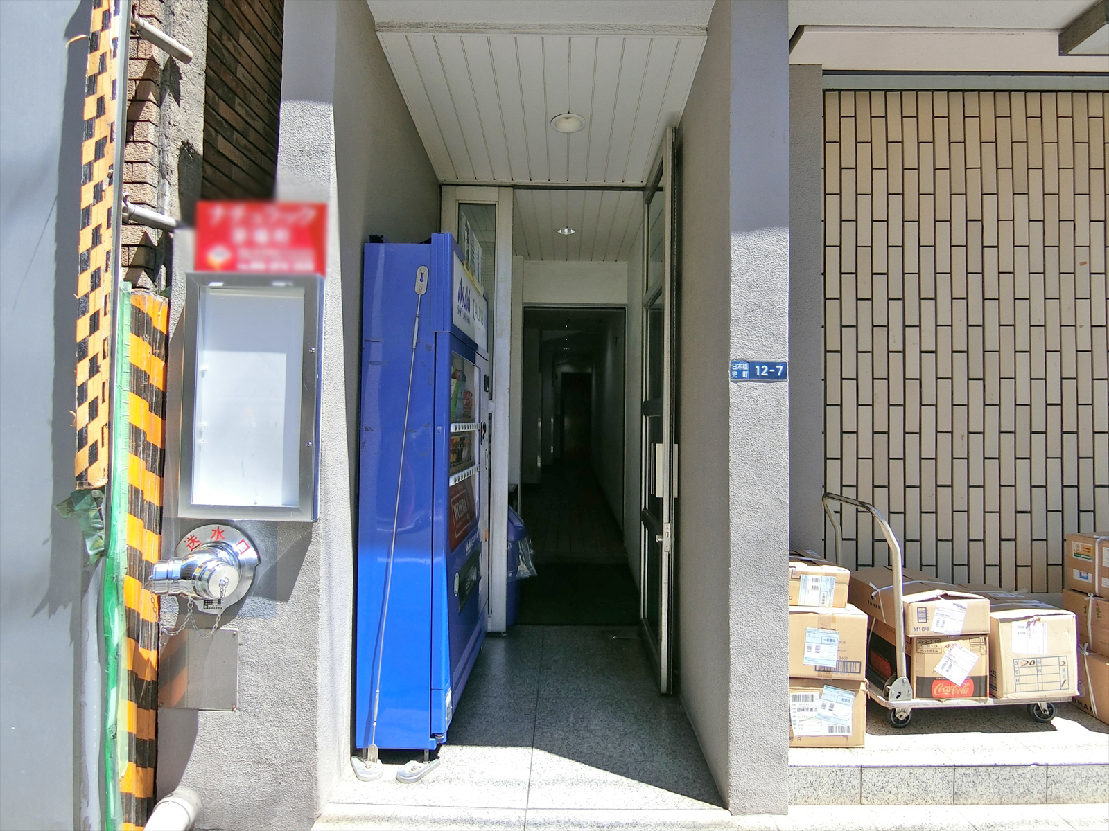 オフィスビル出入口