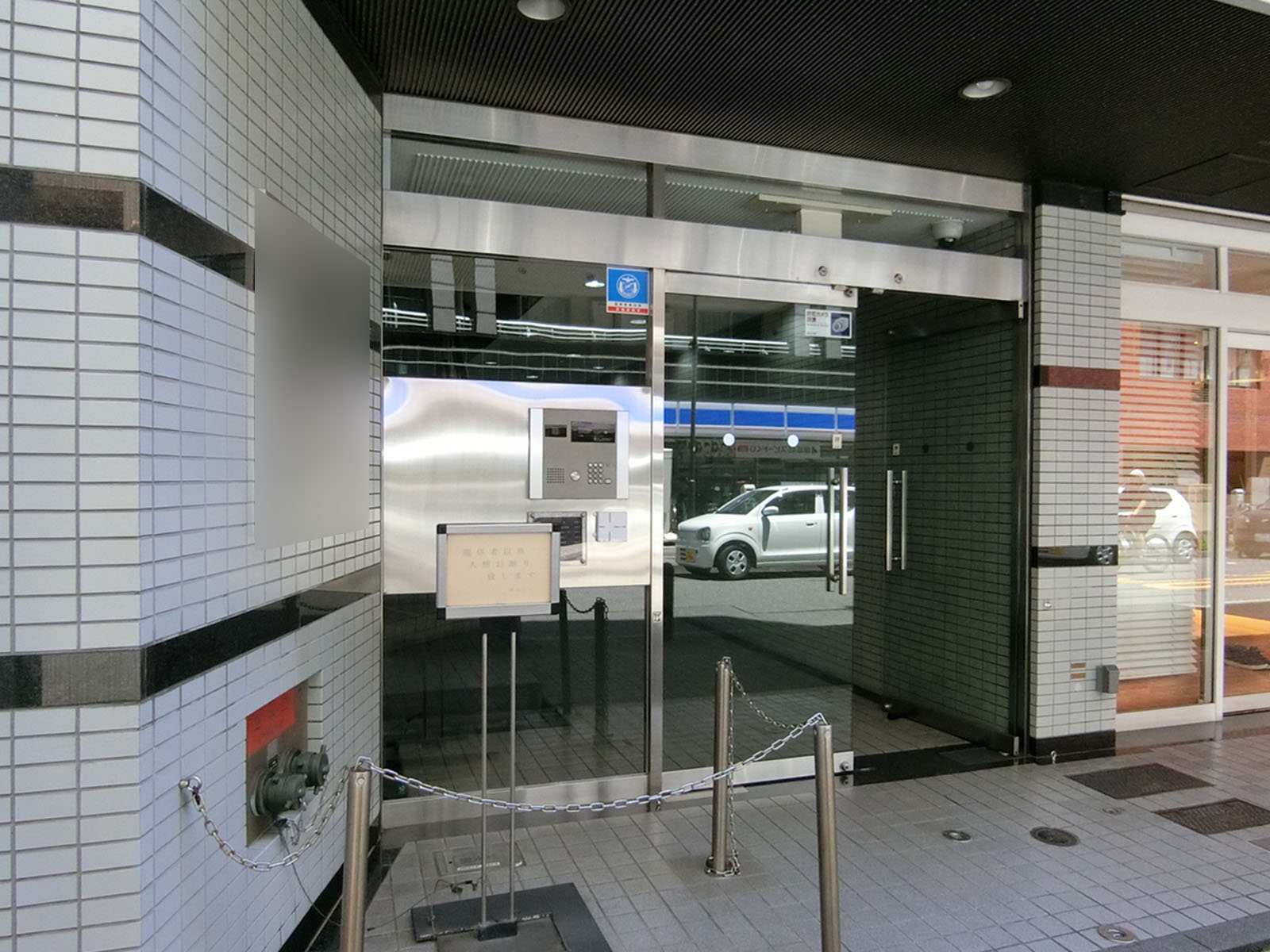 オフィスビル出入口