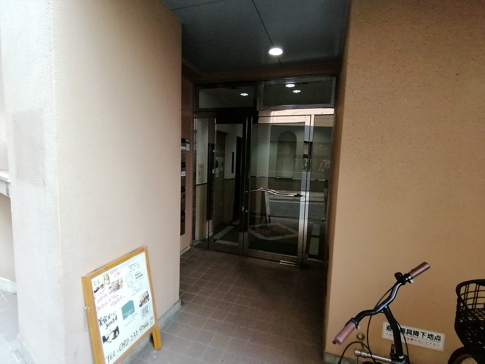 オフィスビル出入口