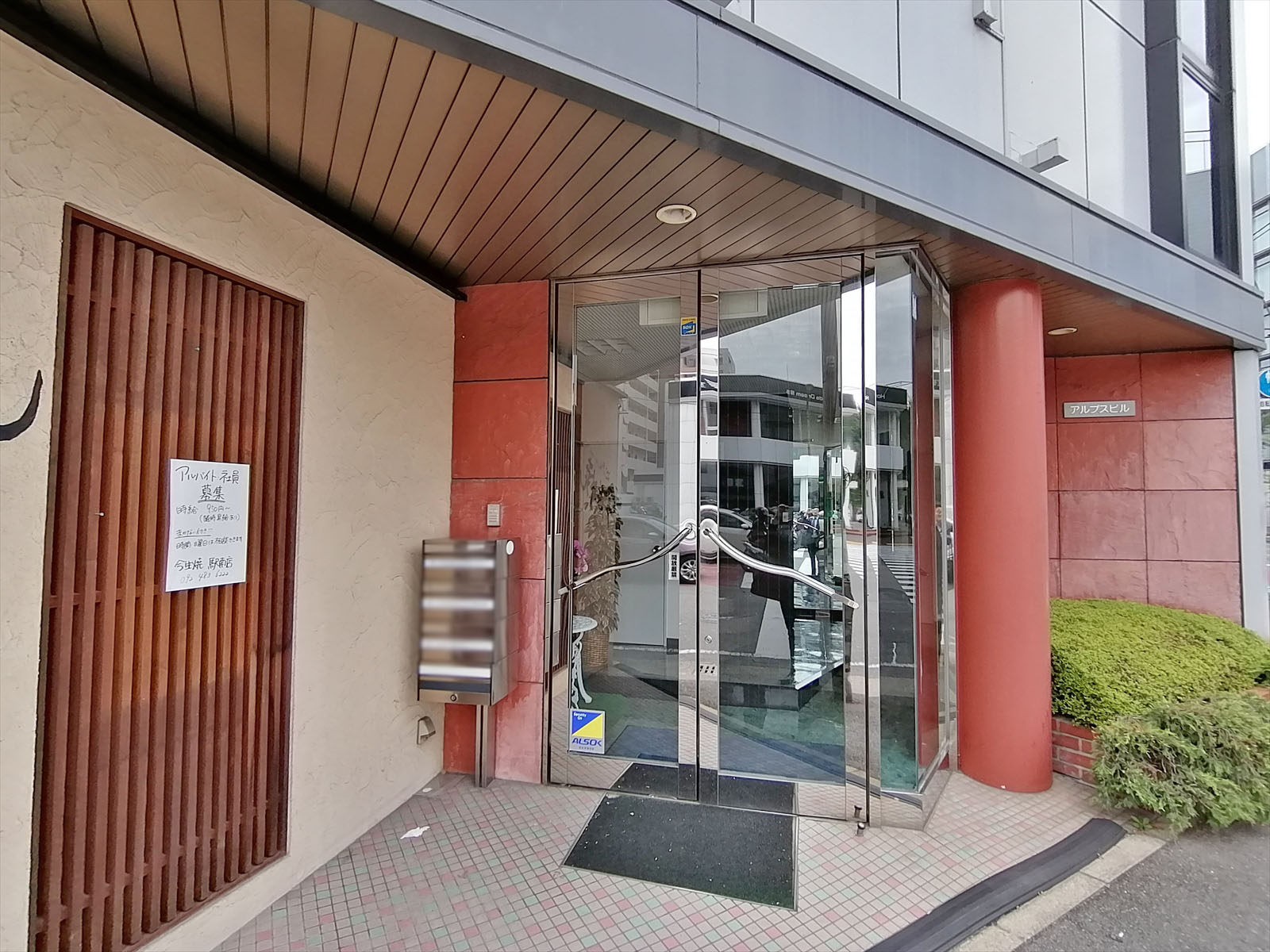 オフィスビル出入口